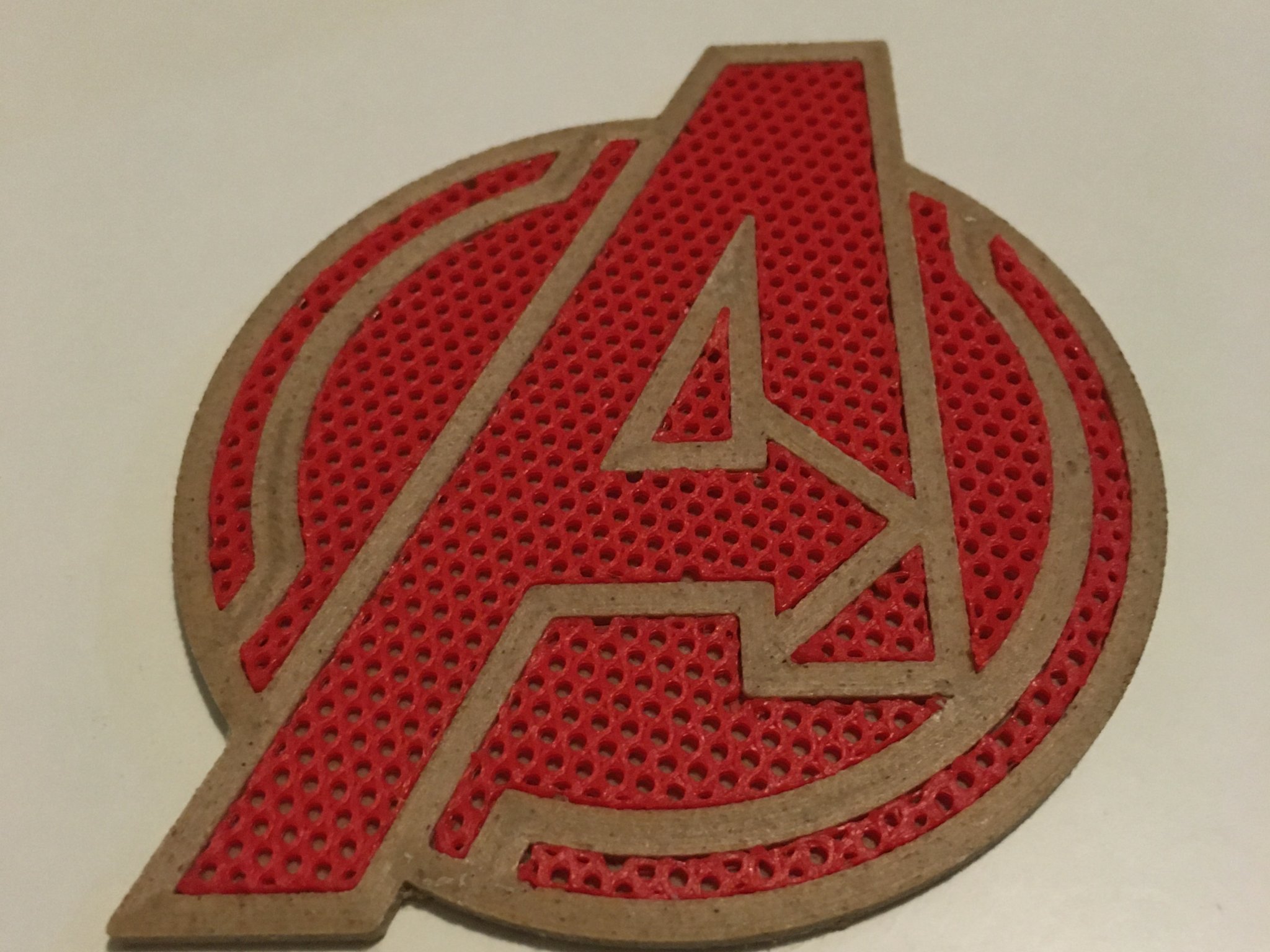 Biểu tượng Avengers với thiết kế hai màu sắc