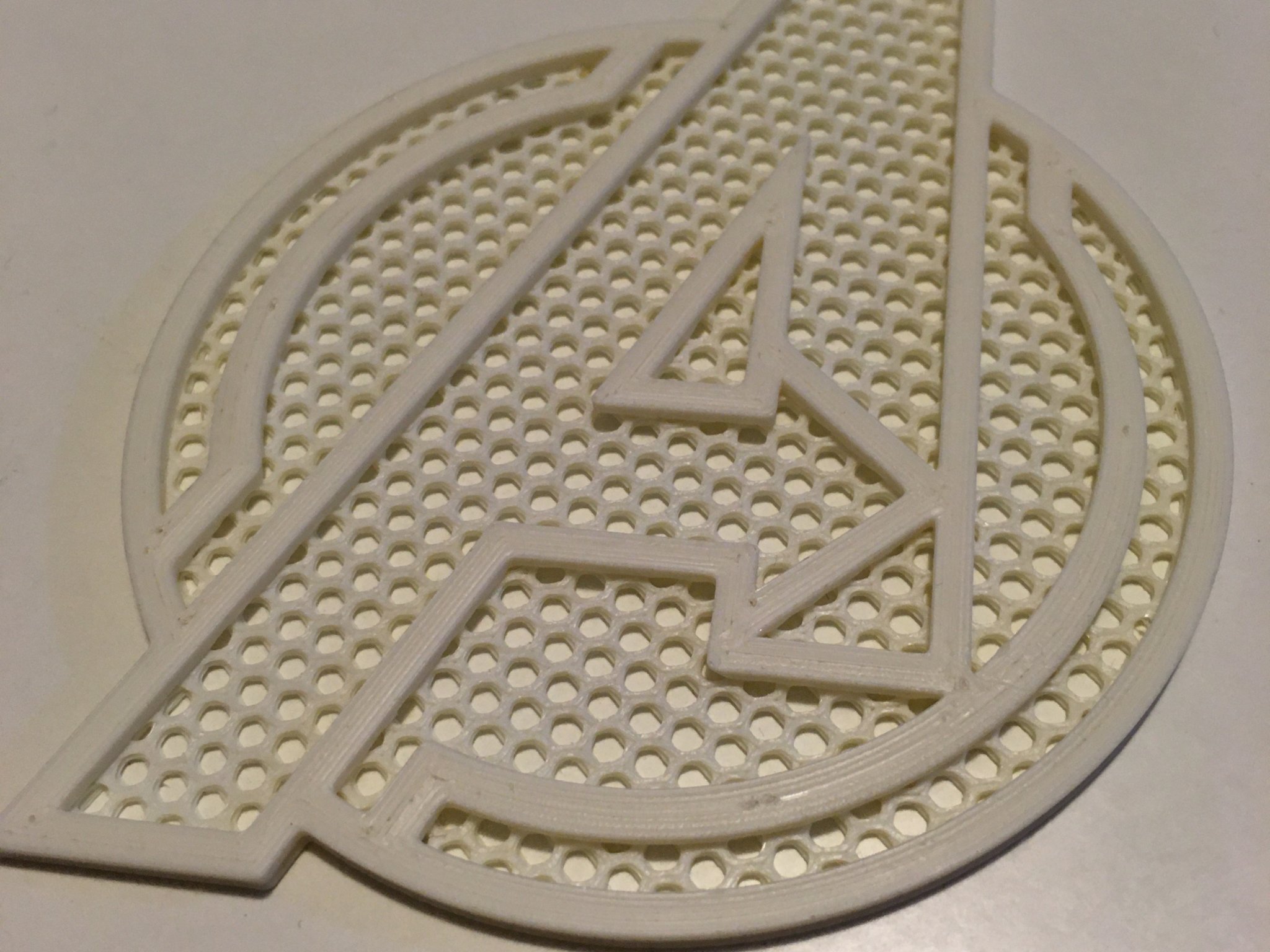 Biểu tượng Avengers với thiết kế hai màu sắc