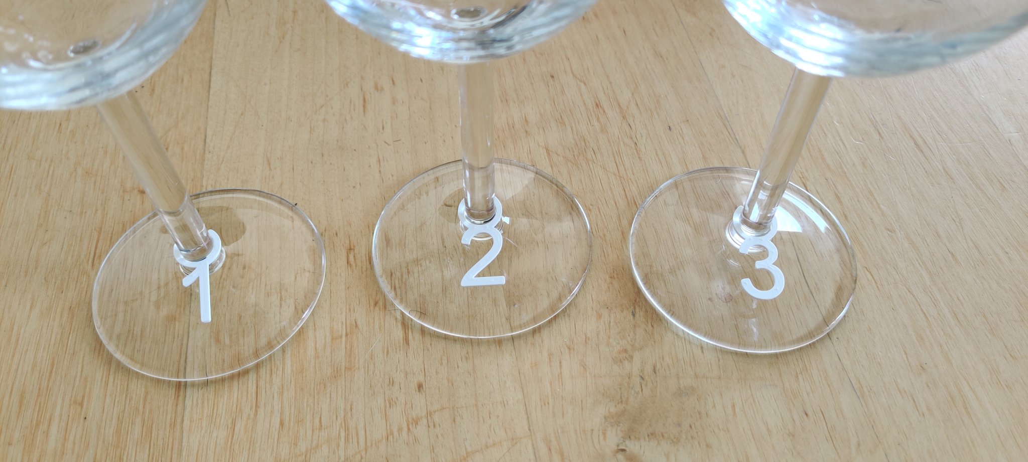 Những thẻ dán cho ly rượu trong buổi nếm rượu