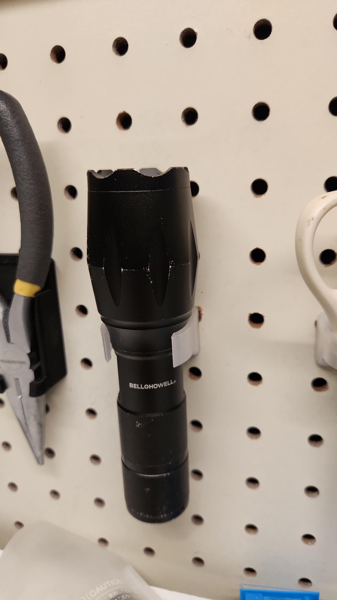 Giá đỡ đèn pin gắn vào bảng ghim tiện lợi