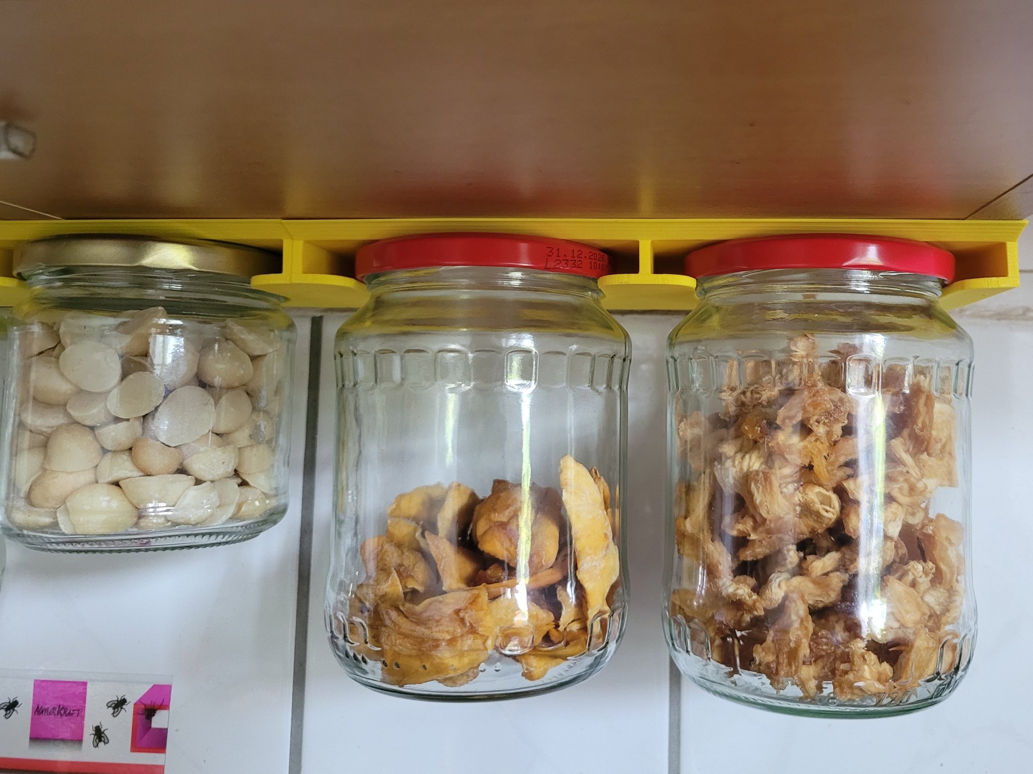 Giá treo kính dưới tủ bếp tiện lợi