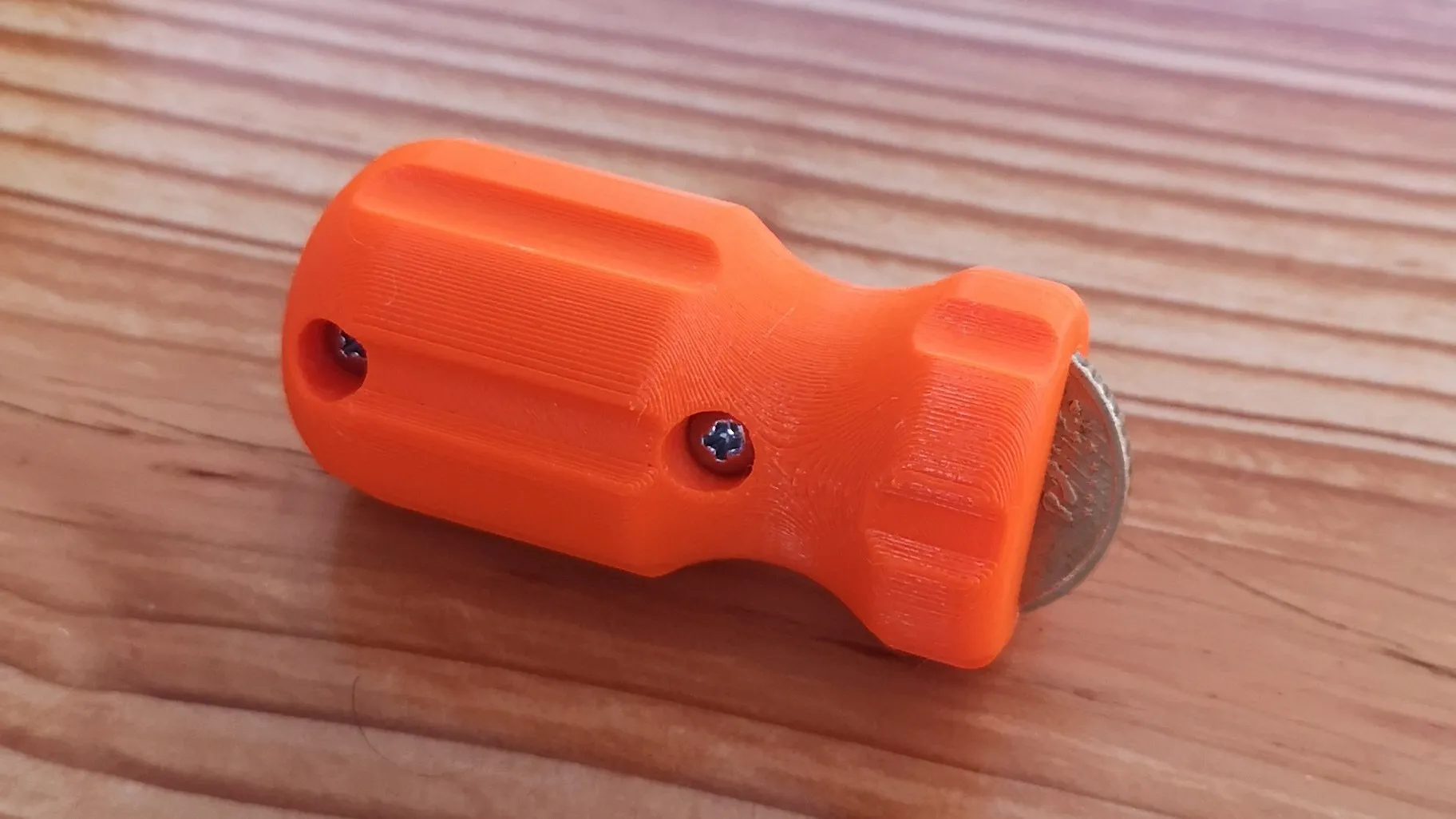 Tua vít cỡ nhỏ sử dụng đồng xu