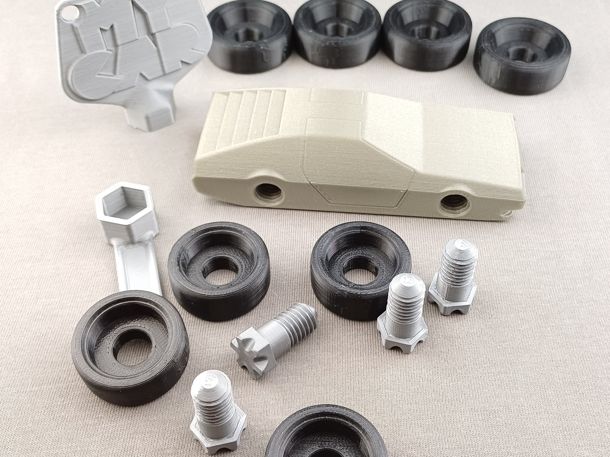 Bãi đỗ xe nhỏ - Mô hình xe DeLorean có bánh thay thế