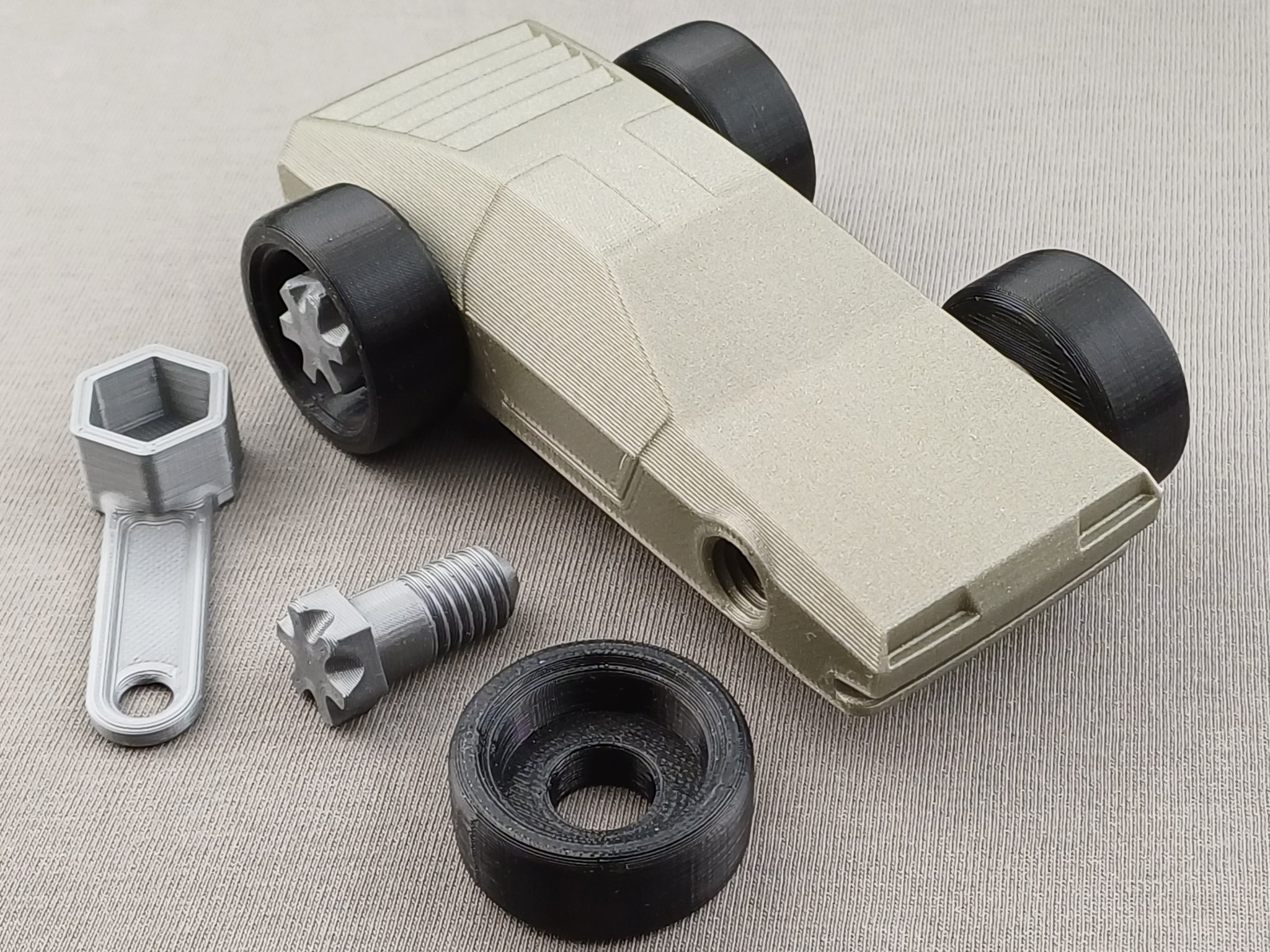 Bãi đỗ xe nhỏ - Mô hình xe DeLorean có bánh thay thế