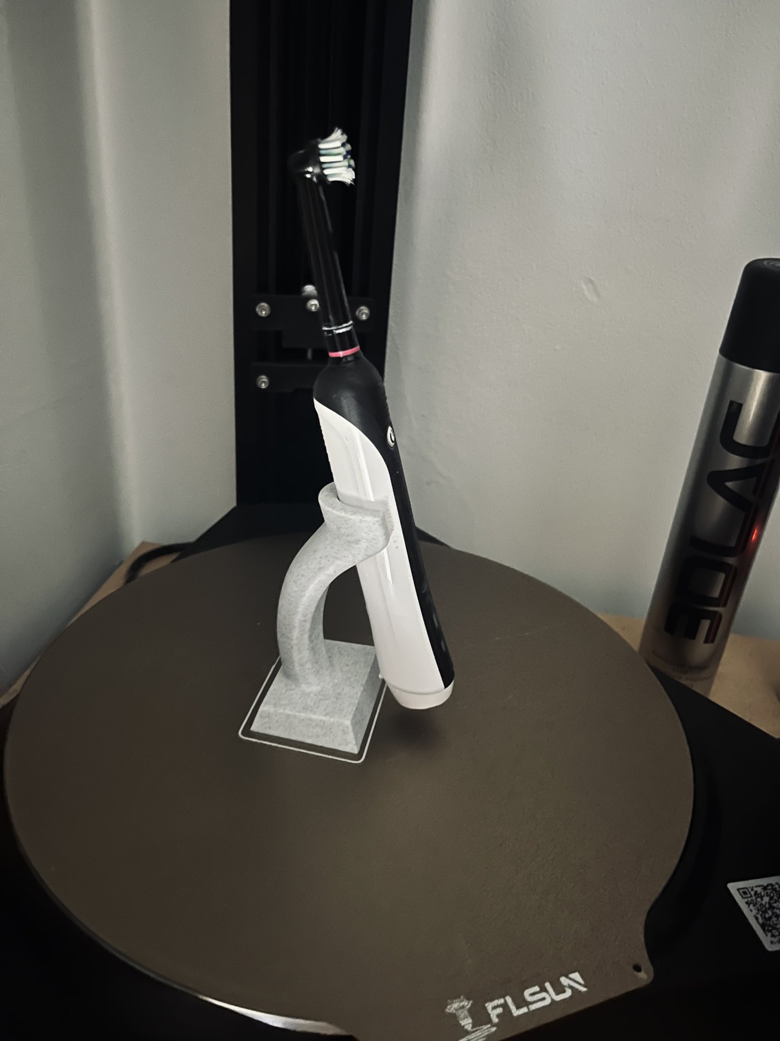 Giá đỡ bàn chải đánh răng Oral B in không cần hỗ trợ