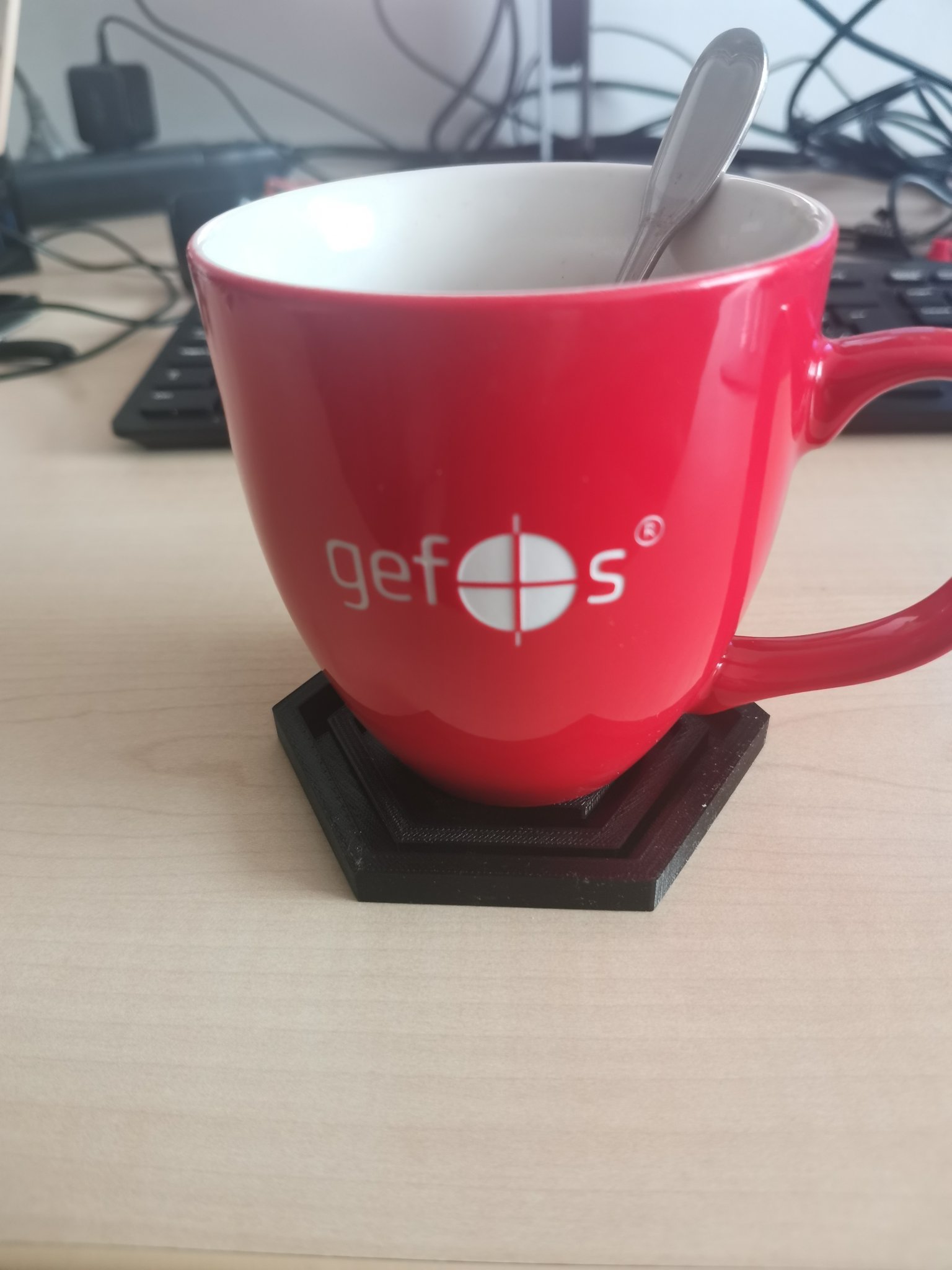 Đế lót ly đơn giản chống tràn với rãnh giữ ly