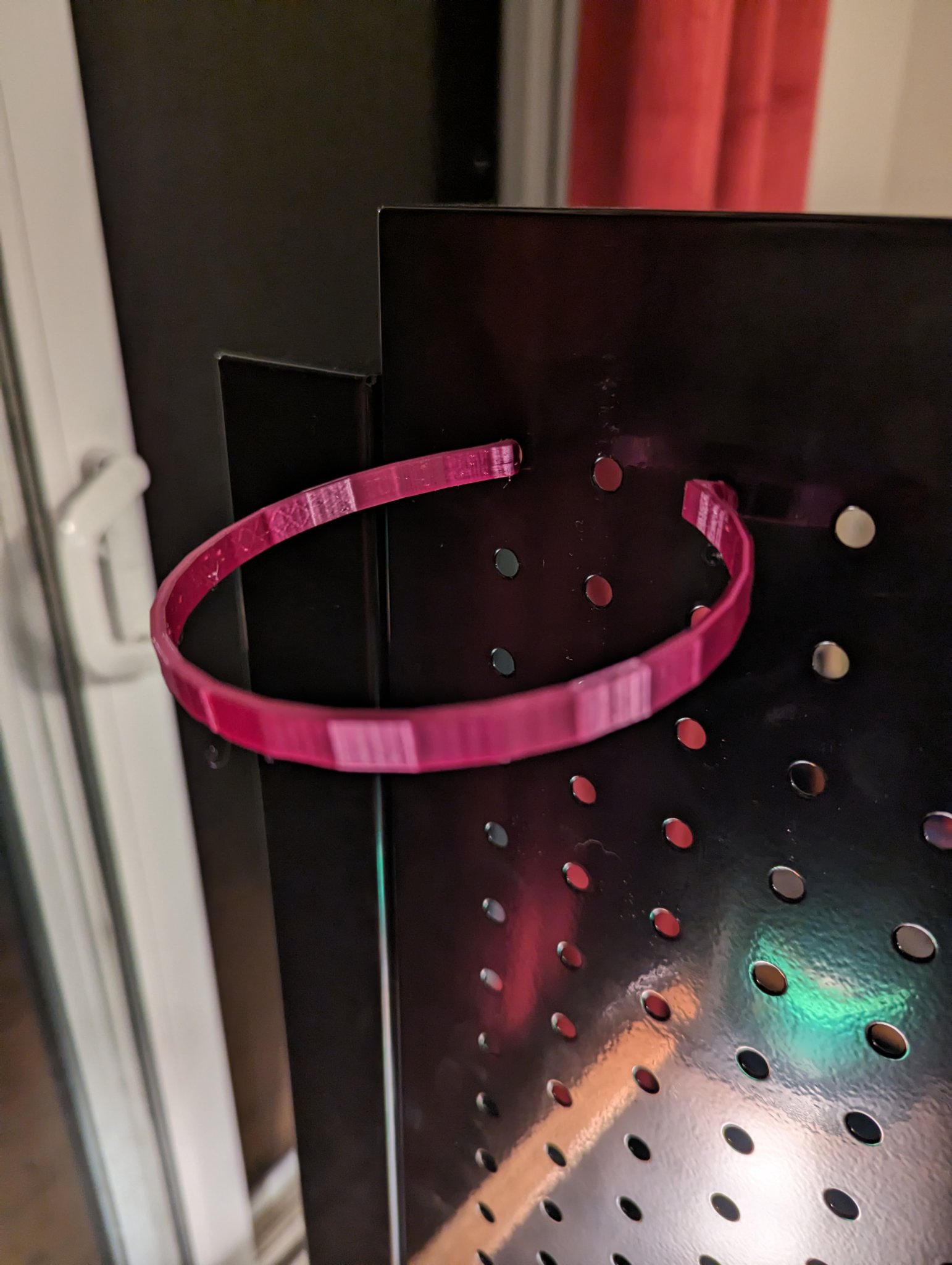 Giá treo chậu cây hình nón trên bảng đinh