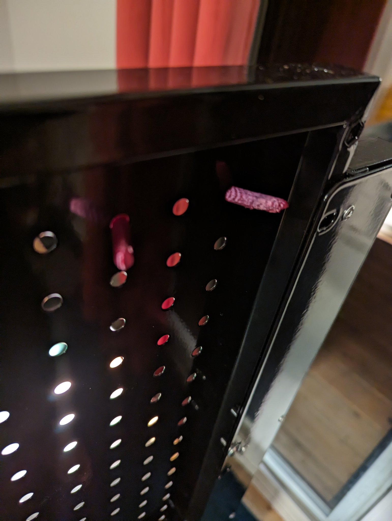 Giá treo chậu cây hình nón trên bảng đinh