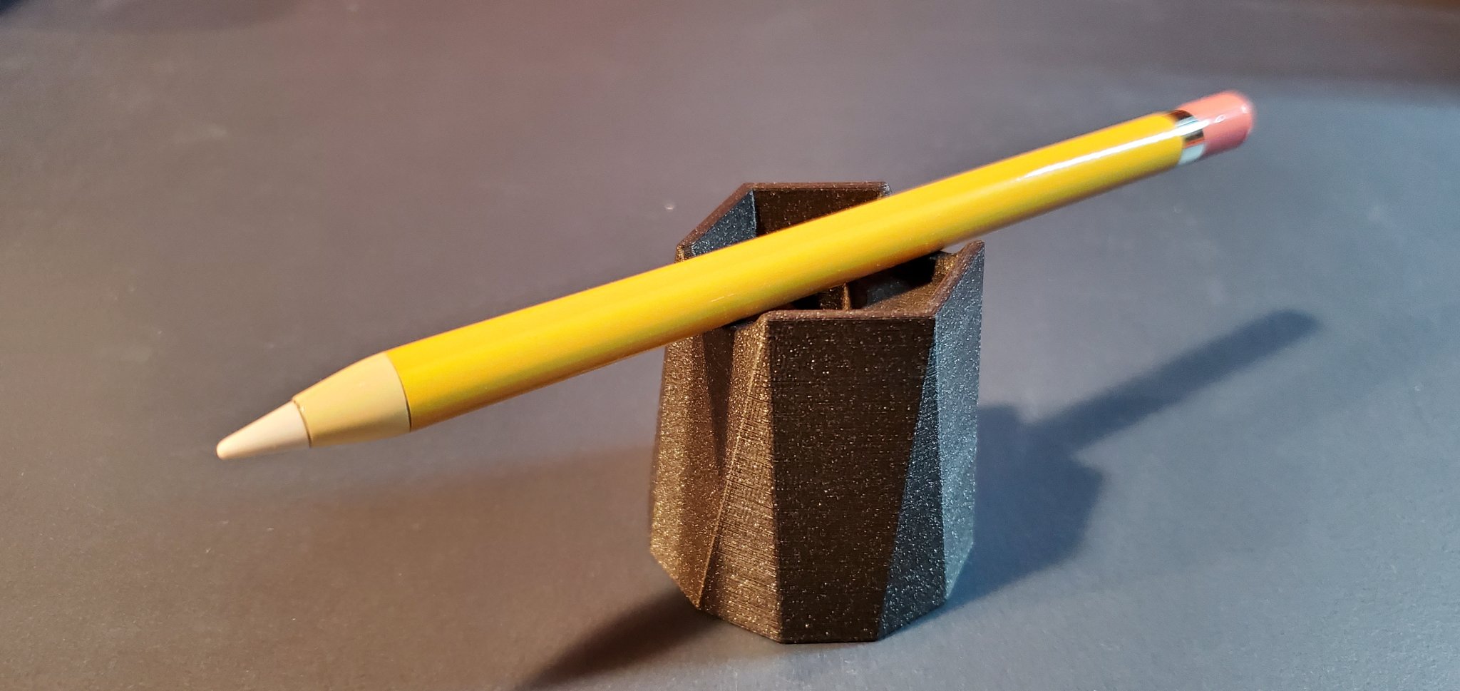 Giá đỡ bút Apple kiểu dáng đơn giản và chắc chắn