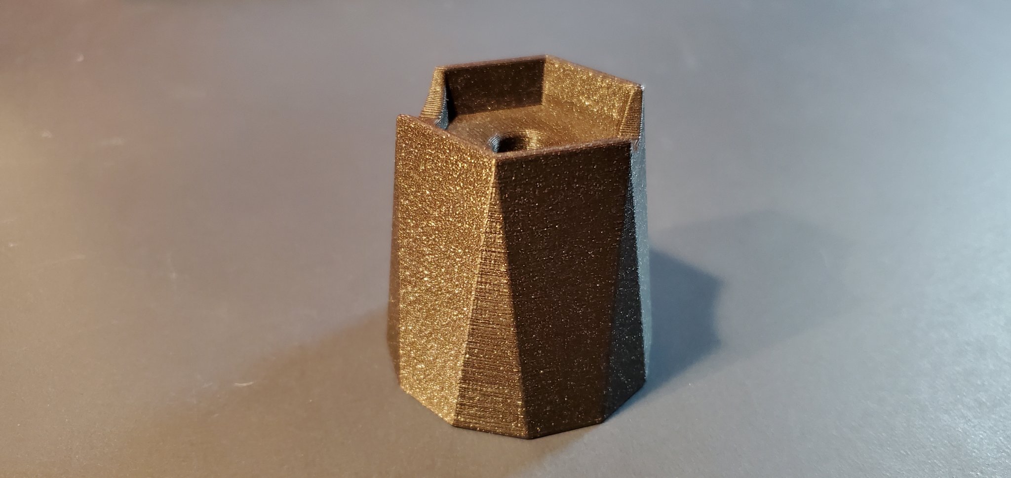 Giá đỡ bút Apple kiểu dáng đơn giản và chắc chắn