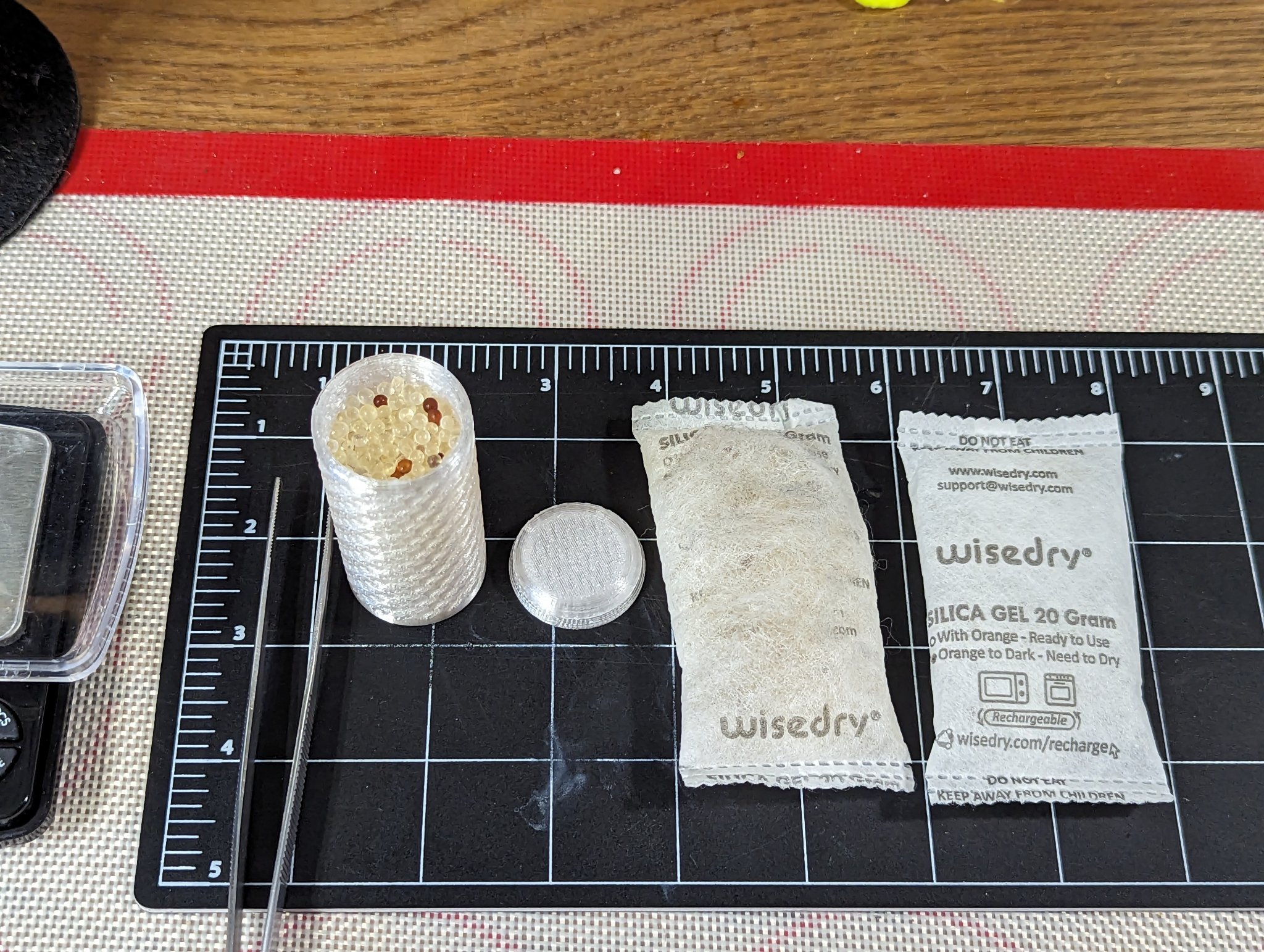 Bình chứa hút ẩm Wisedry với nắp vặn chắc chắn