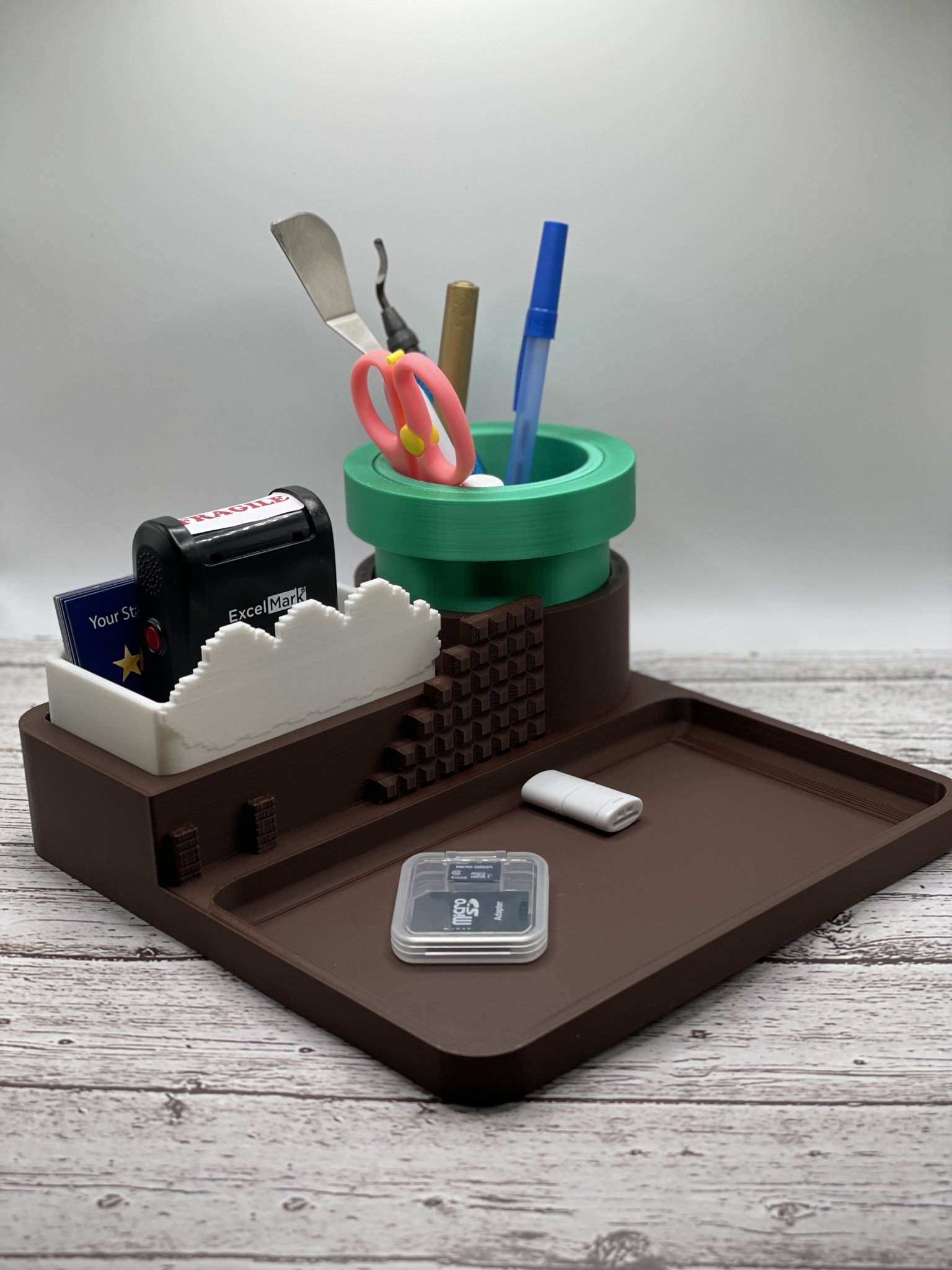 Giá đỡ bút Mario cho bàn làm việc