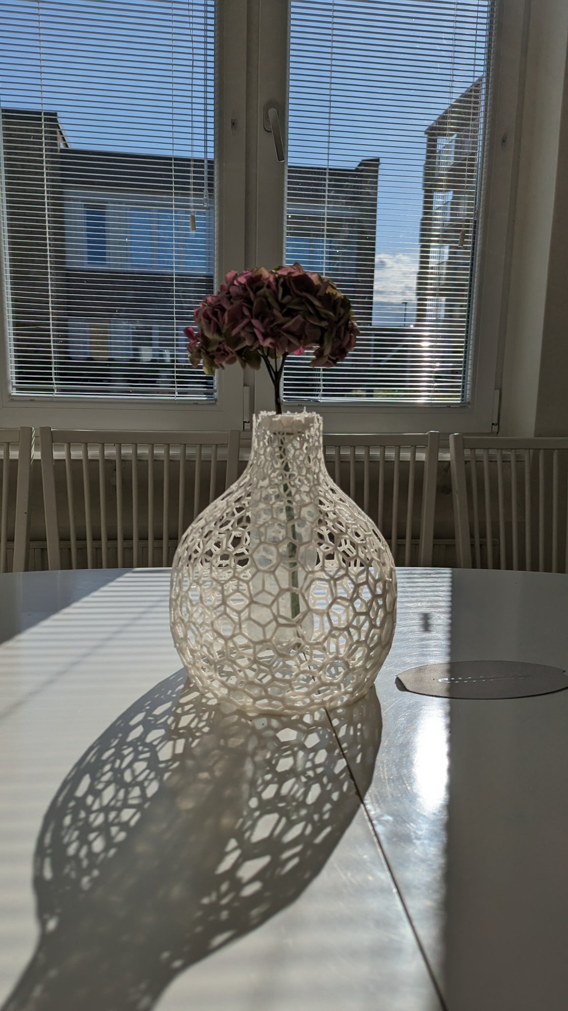 Bình hoa thiết kế từ chai Coca-Cola tái chế