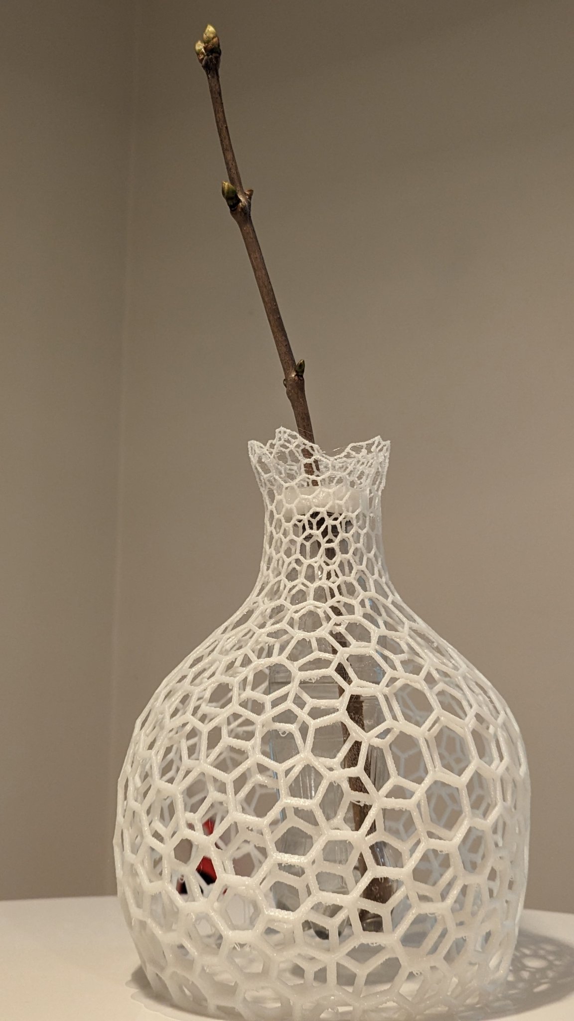 Bình hoa thiết kế từ chai Coca-Cola tái chế