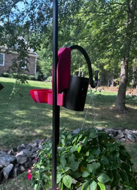 Giá đỡ camera và chậu cho chim trên giá đỡ đôi