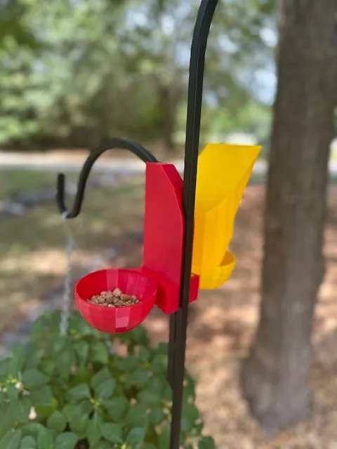 Giá đỡ camera và chậu cho chim trên giá đỡ đôi