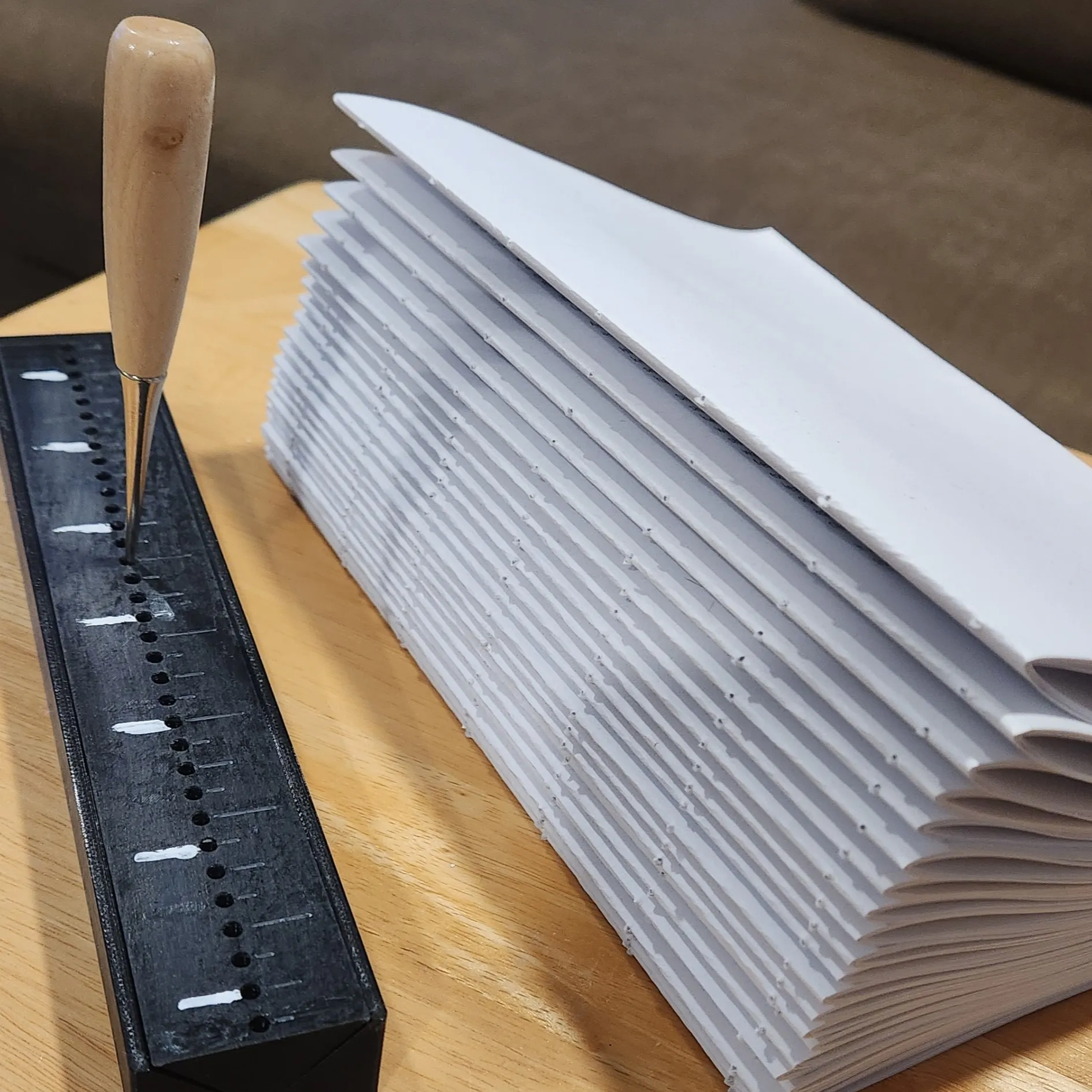 Công cụ đục lỗ ký hiệu sách cho bìa sách Imperial