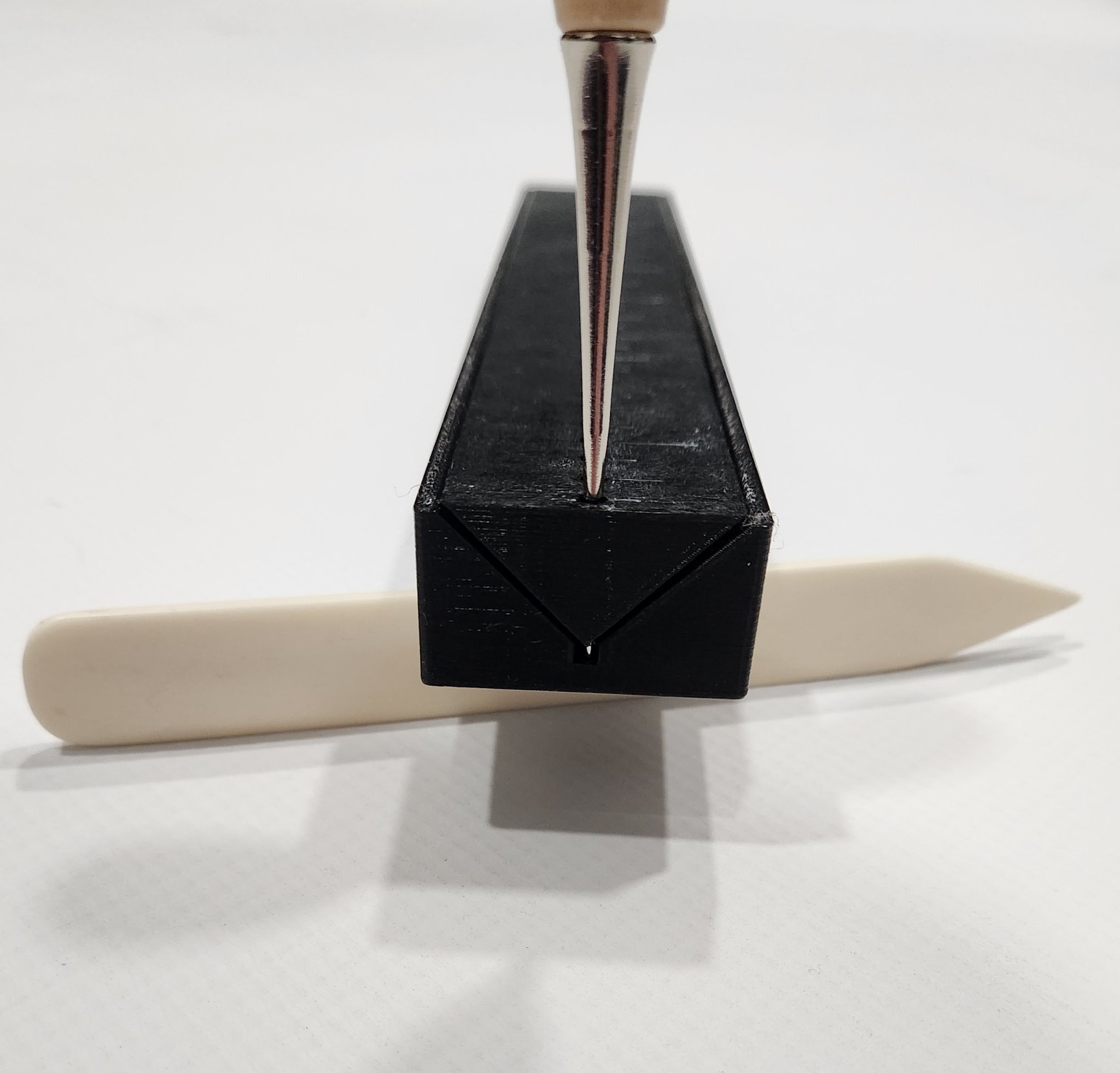 Công cụ đục lỗ ký hiệu sách cho bìa sách Imperial