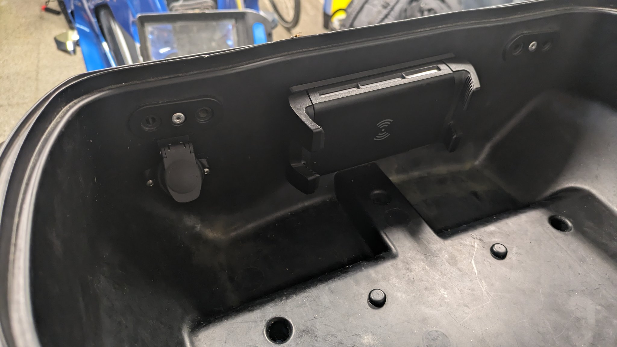 Giá đỡ ổ cắm điện DIN cho topcase BMW