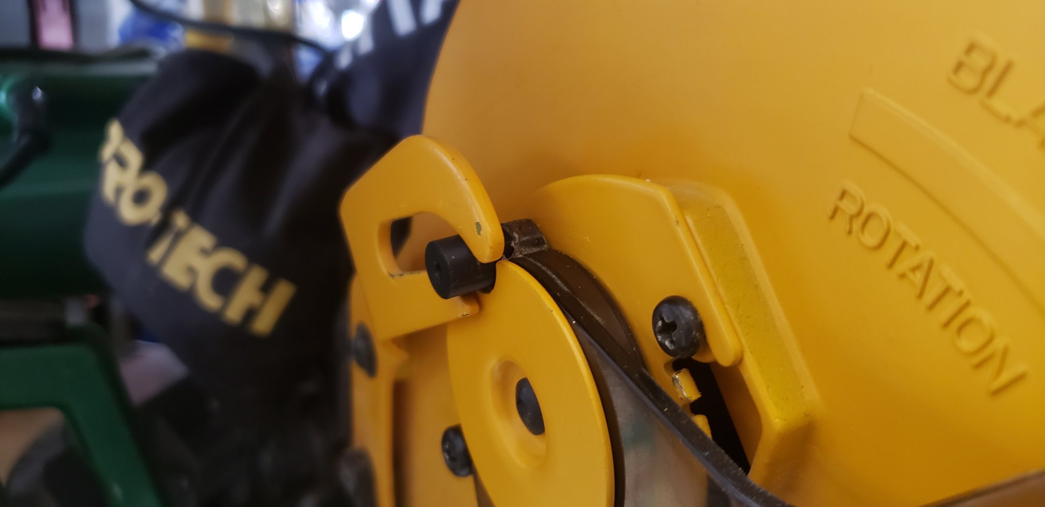 Cột thay thế cho bảo vệ lưỡi cưa Dewalt