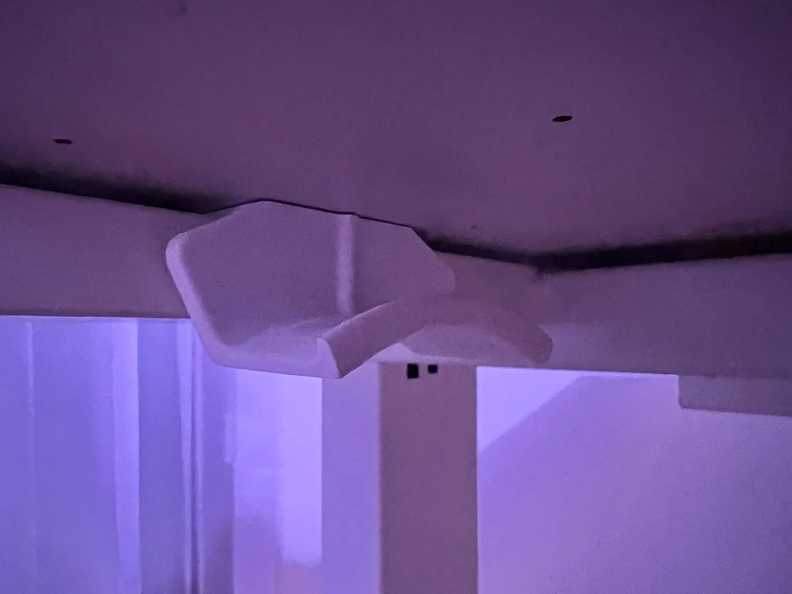 Giá đỡ tai nghe kẹp giữa bàn và khung bàn