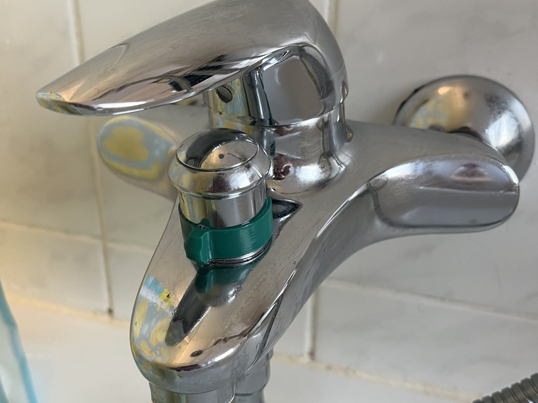 Giá đỡ vòi sen cho bộ tắm kết hợp tiện lợi