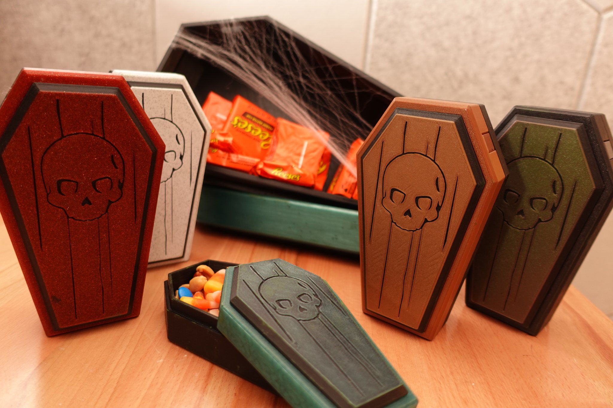 Hòm chứa kẹo Halloween với cơ chế khóa xoay ẩn