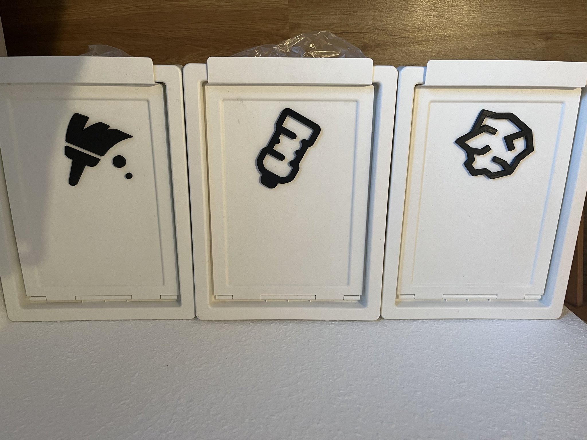 Biểu tượng rác thải gia đình, nhựa và giấy