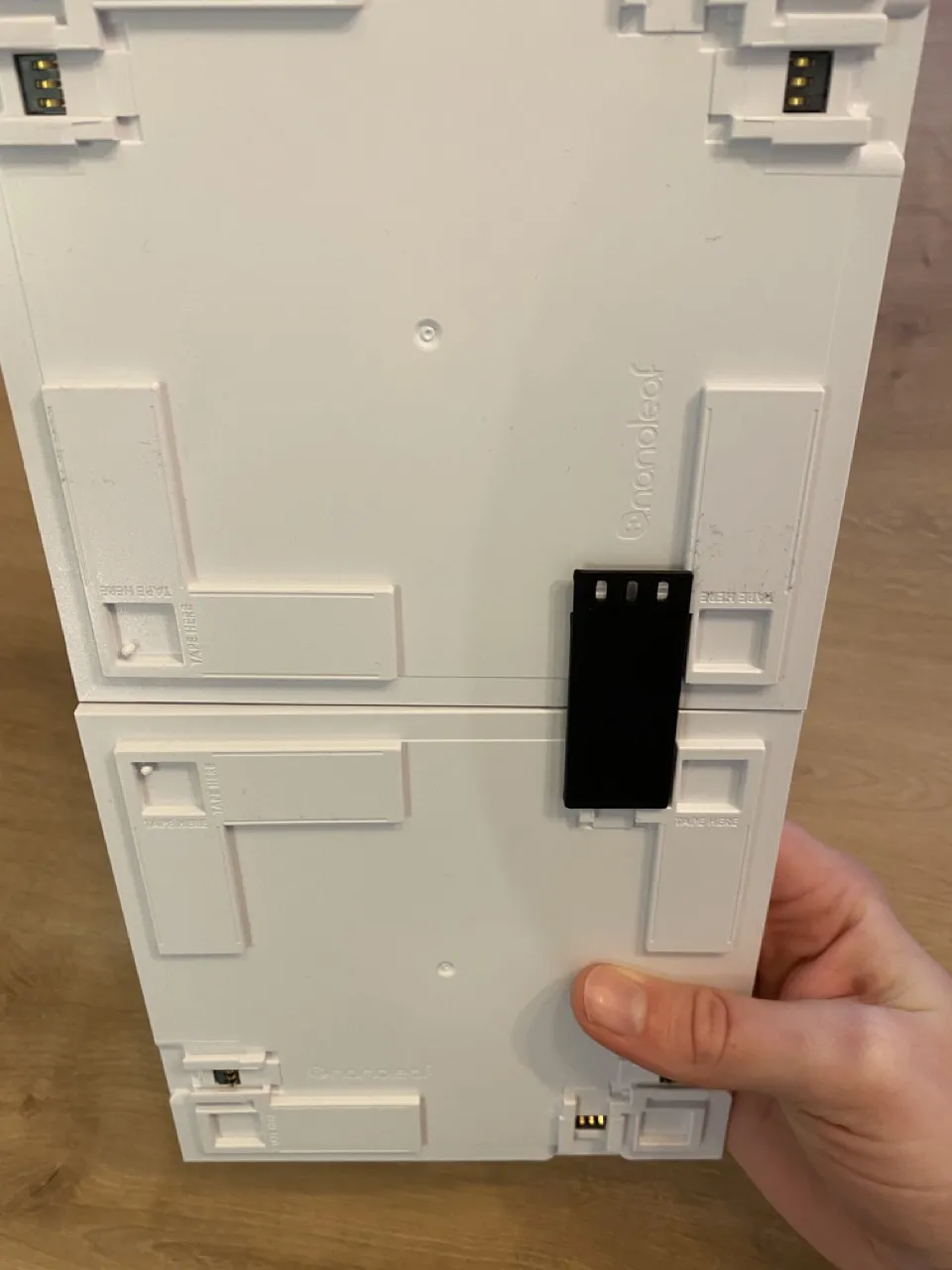 Kẹp giữ Nanoleaf Canvas cho tường khô