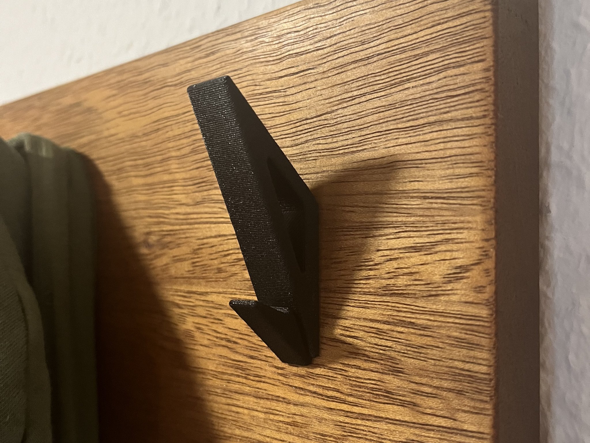 Móc treo áo đa năng với thiết kế khoá và đai ốc