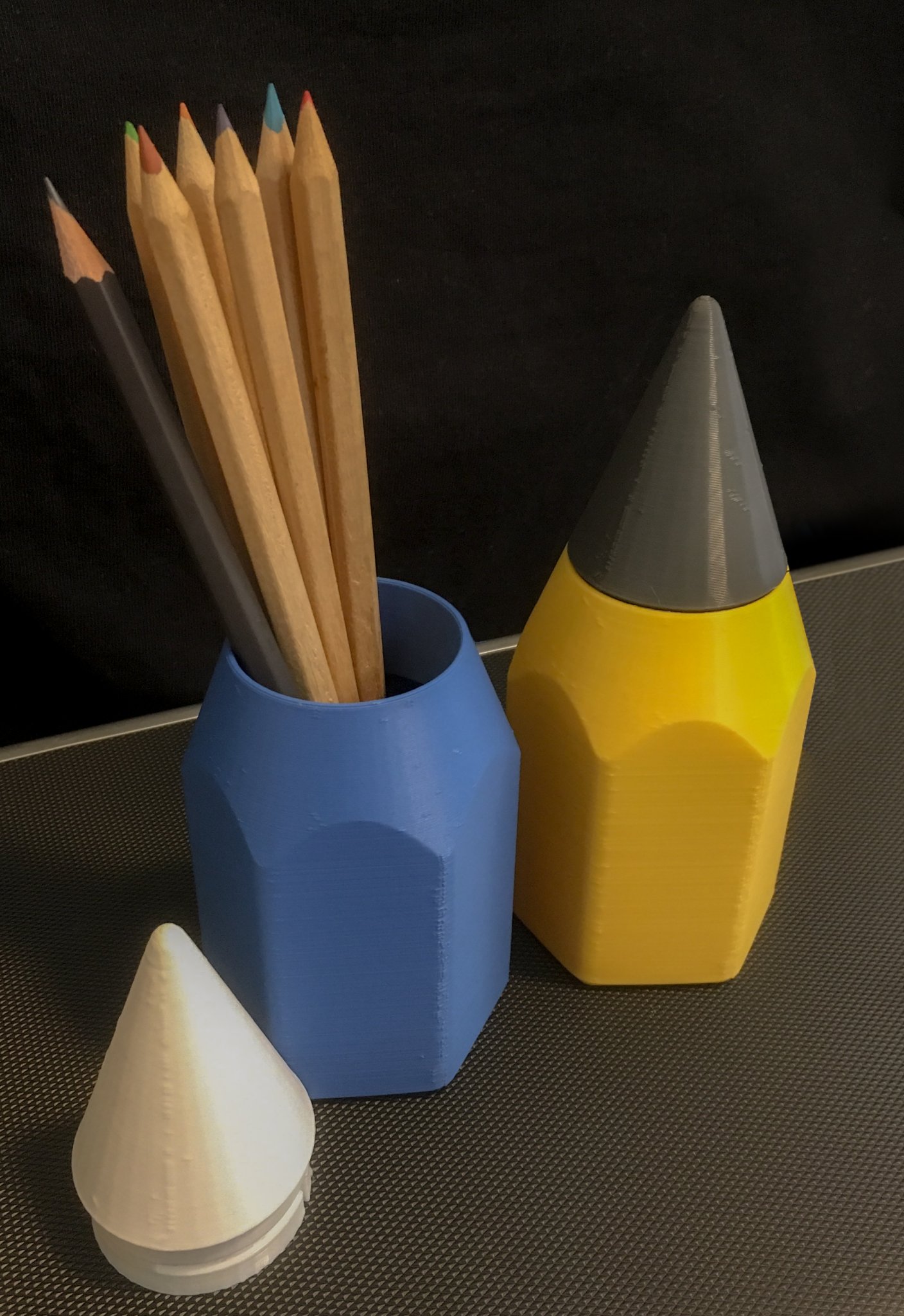 Cốc bút chì với đầu khóa cho trẻ em