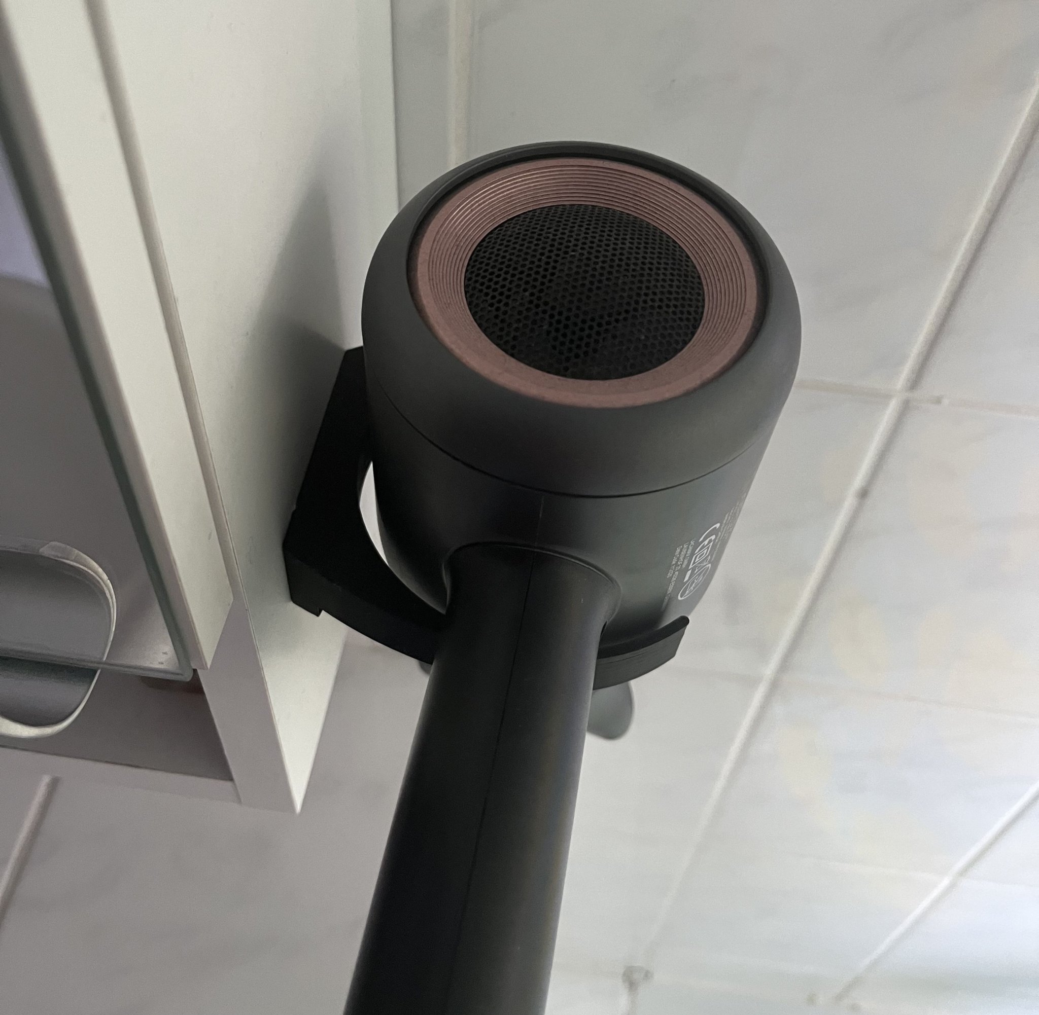 Giá đỡ máy sấy tóc tiện lợi cho phòng tắm