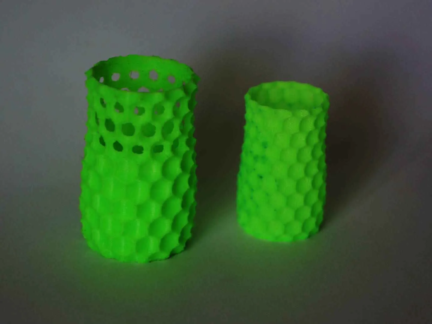 Bình hoa hình cầu với họa tiết sọc xoay