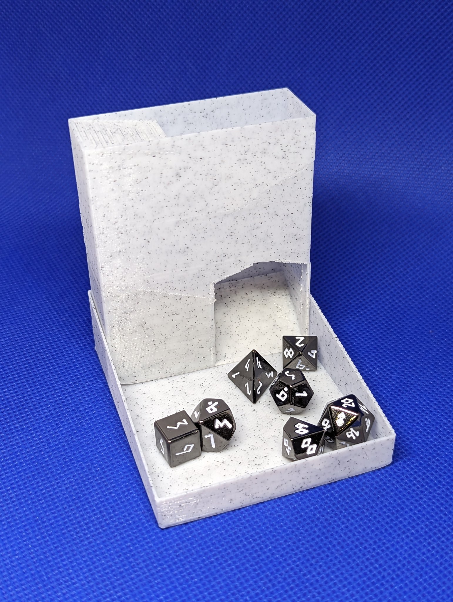 Tháp xúc xắc nhỏ gọn và tiện lợi cho việc di chuyển