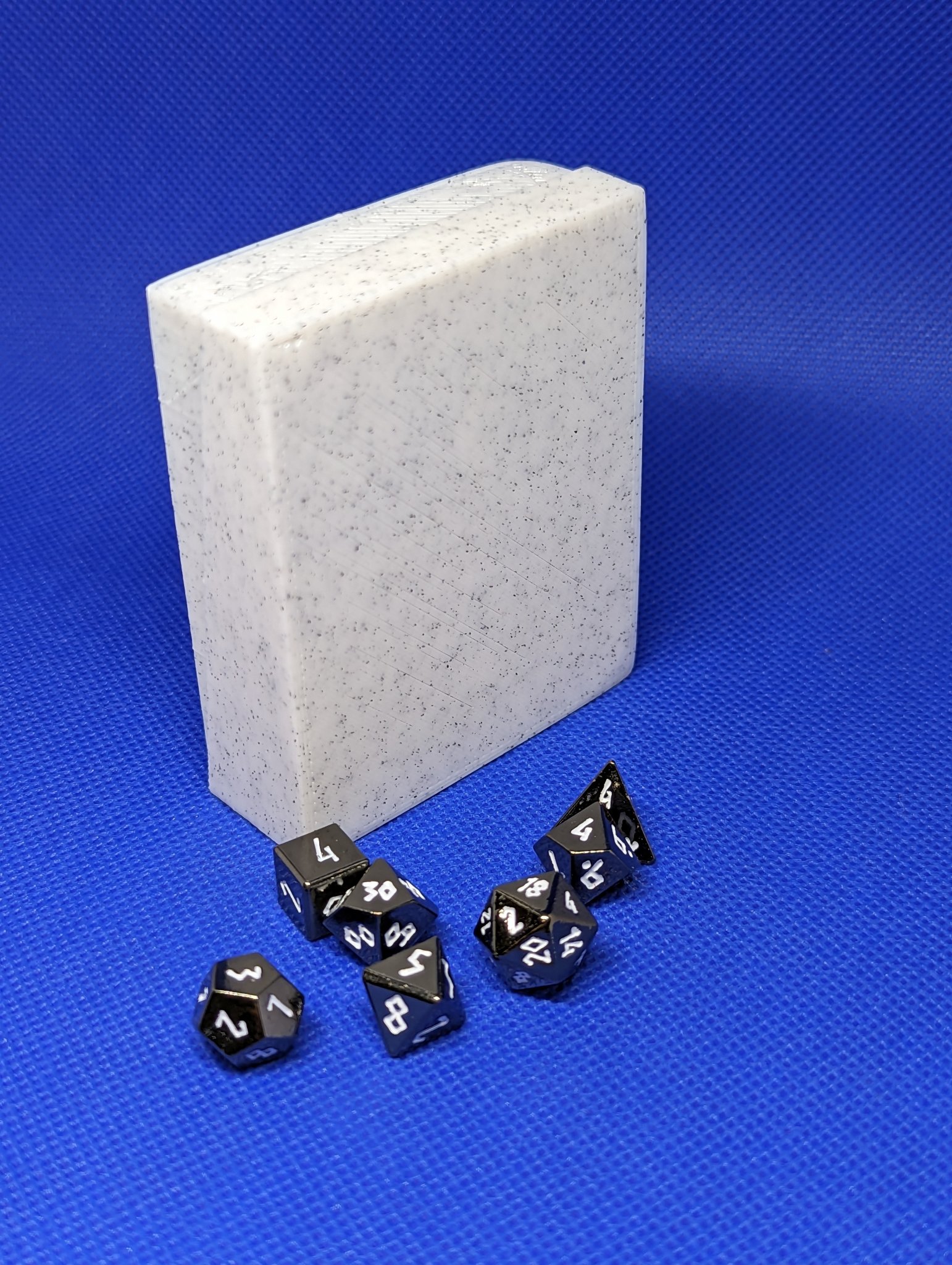 Tháp xúc xắc nhỏ gọn và tiện lợi cho việc di chuyển