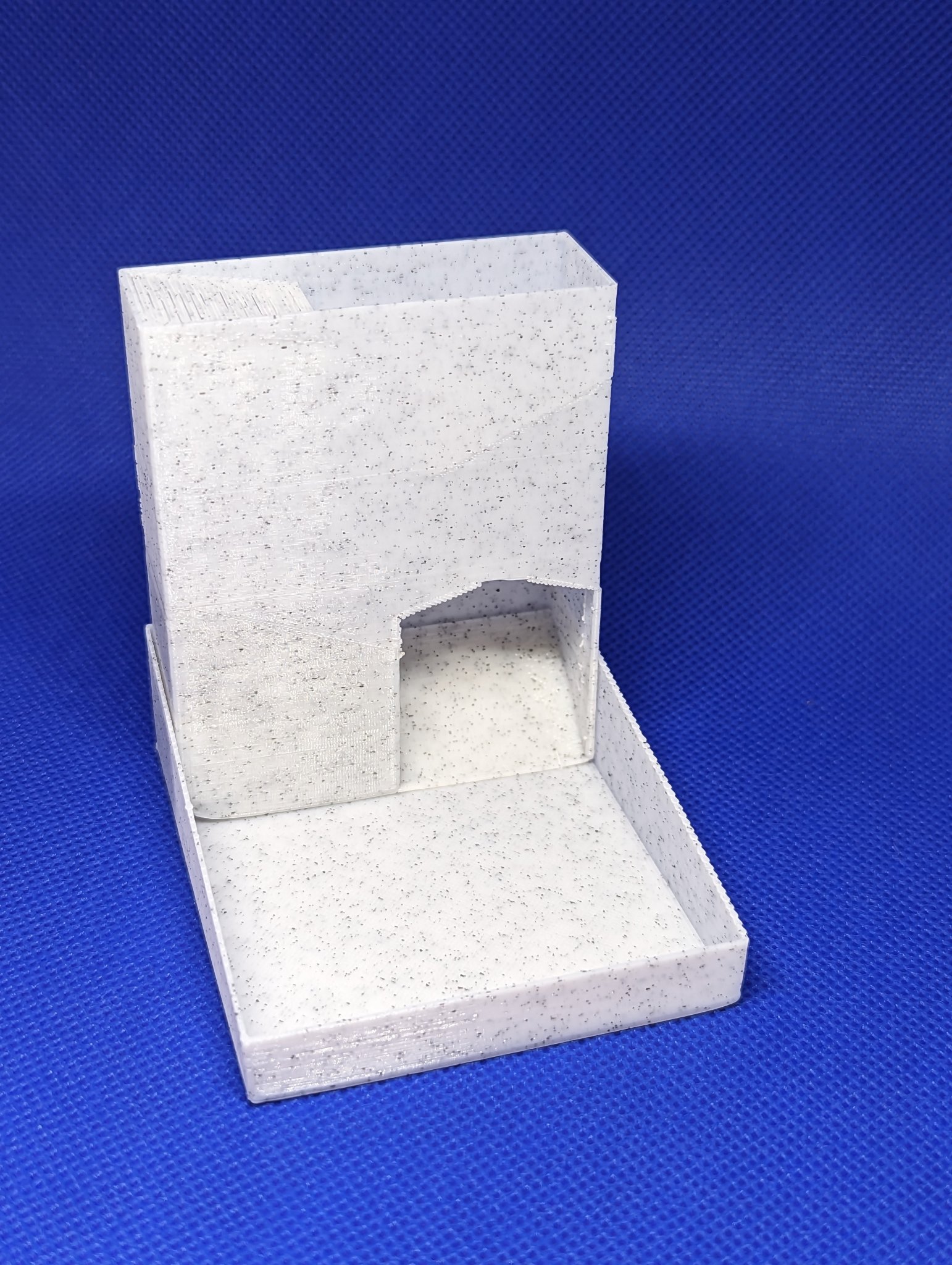 Tháp xúc xắc nhỏ gọn và tiện lợi cho việc di chuyển