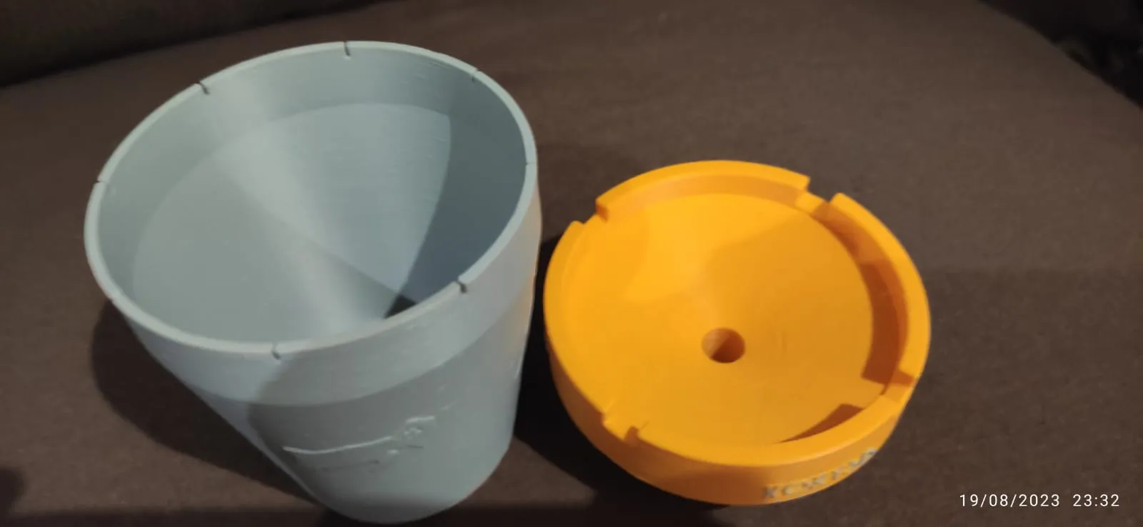 Gạt tàn chống gió cho sân vườn bằng nhựa ABS/ASA