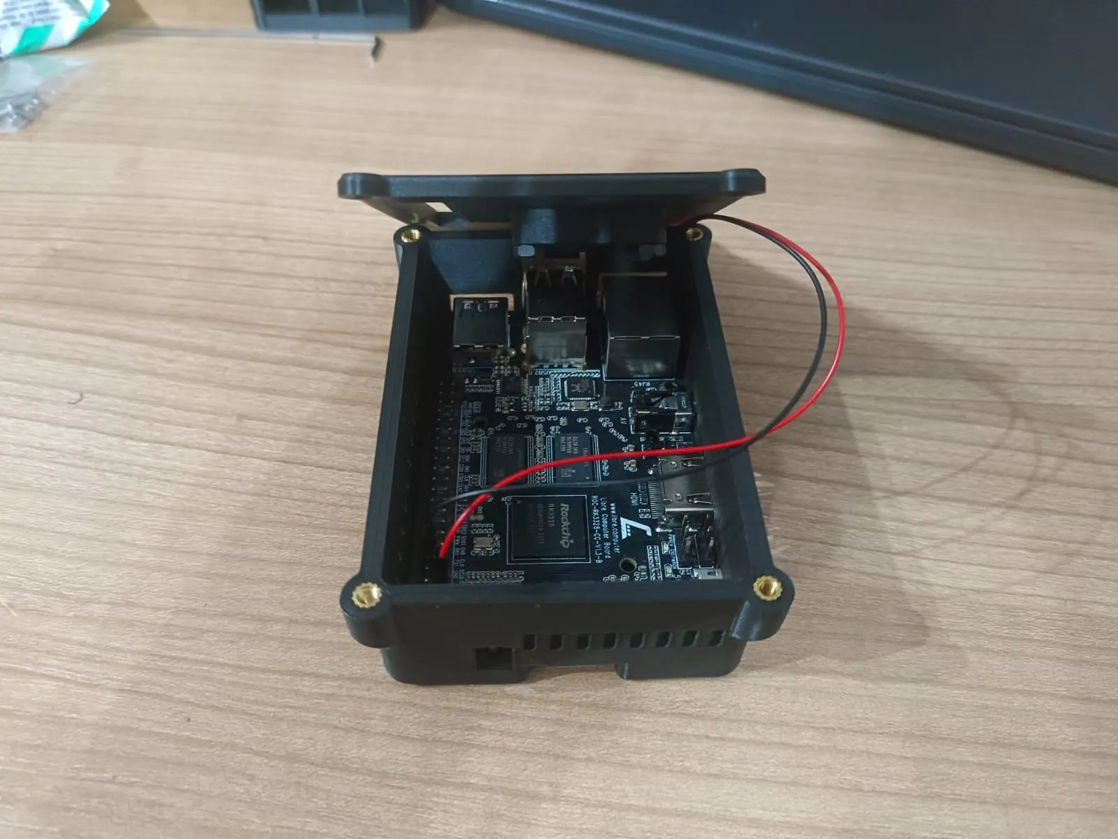 Vỏ máy tính Libre ROC-RK3328-CC (Renegade) với nắp vít