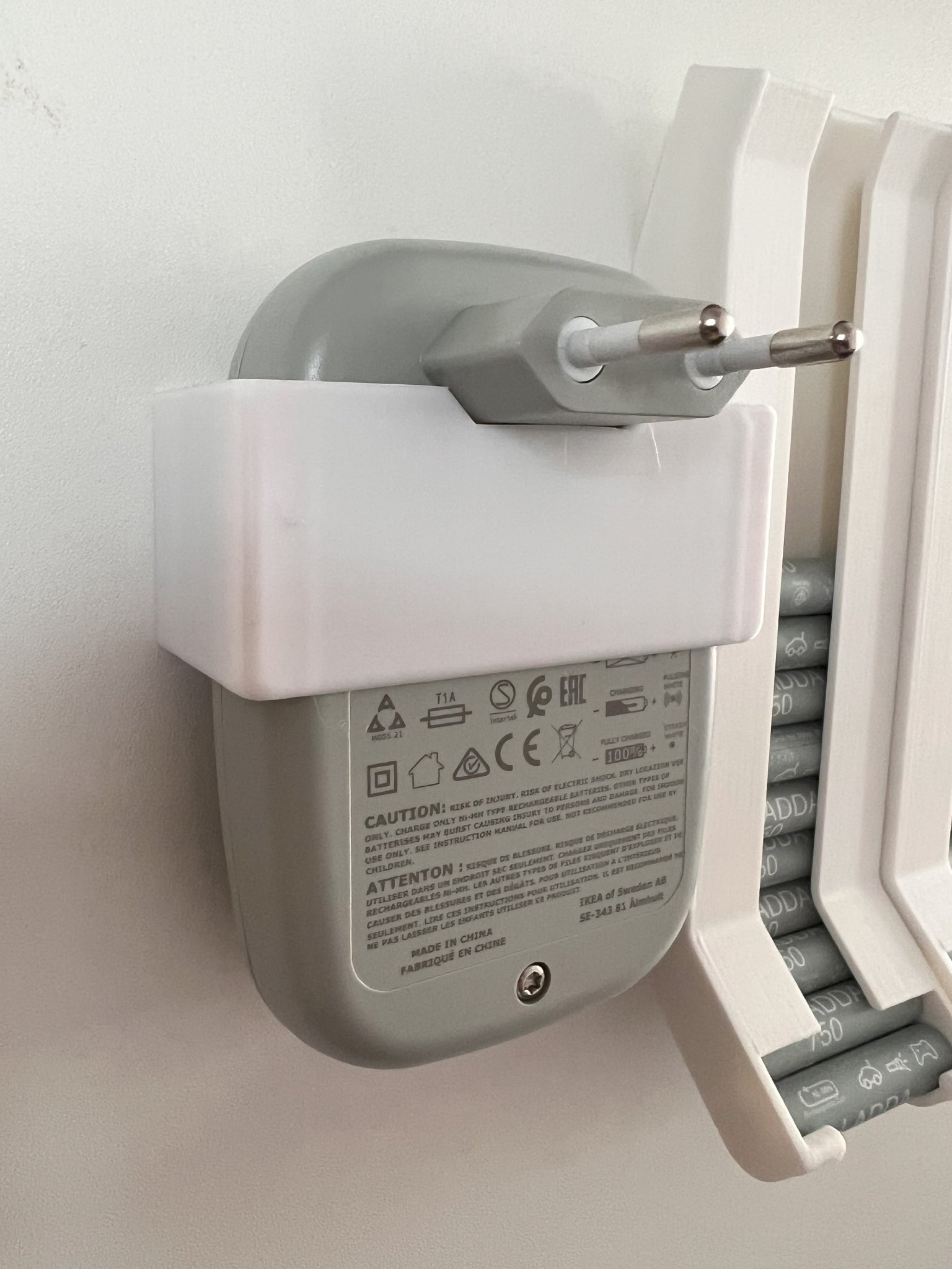 Giá treo tường cho bộ sạc pin Ikea AA/AAA