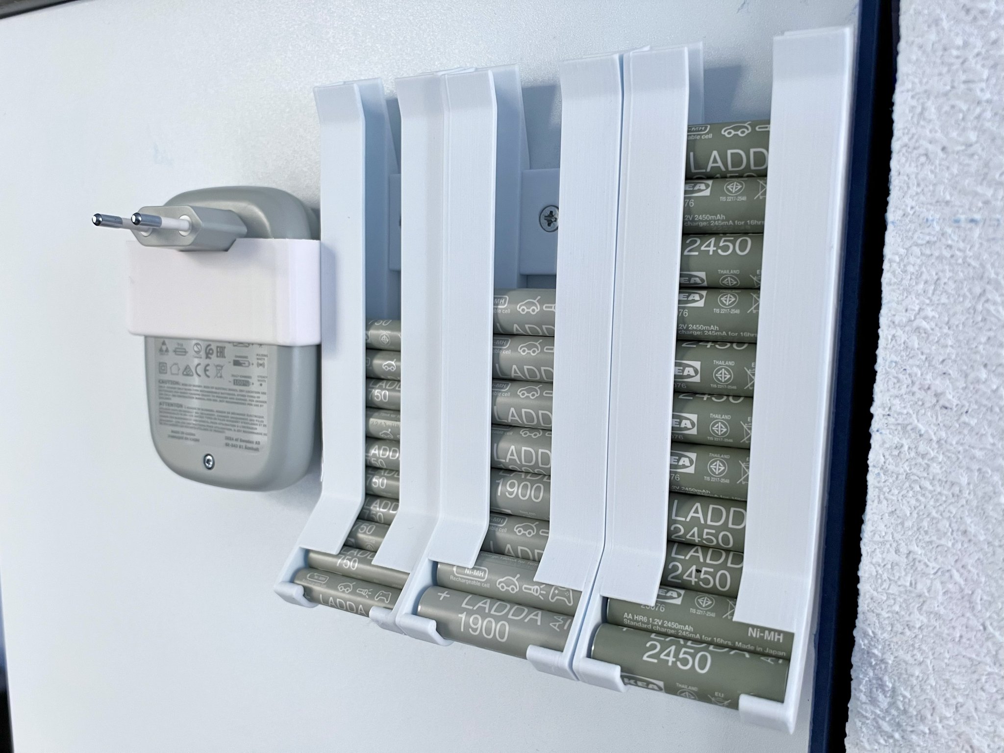 Giá treo tường cho bộ sạc pin Ikea AA/AAA