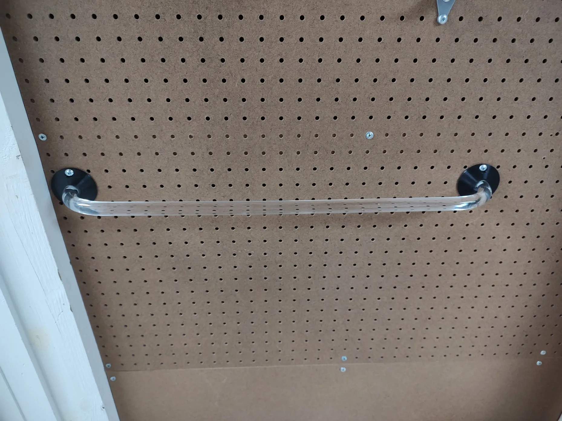 Giá đỡ thanh khăn LEXAN gắn trên bảng lỗ