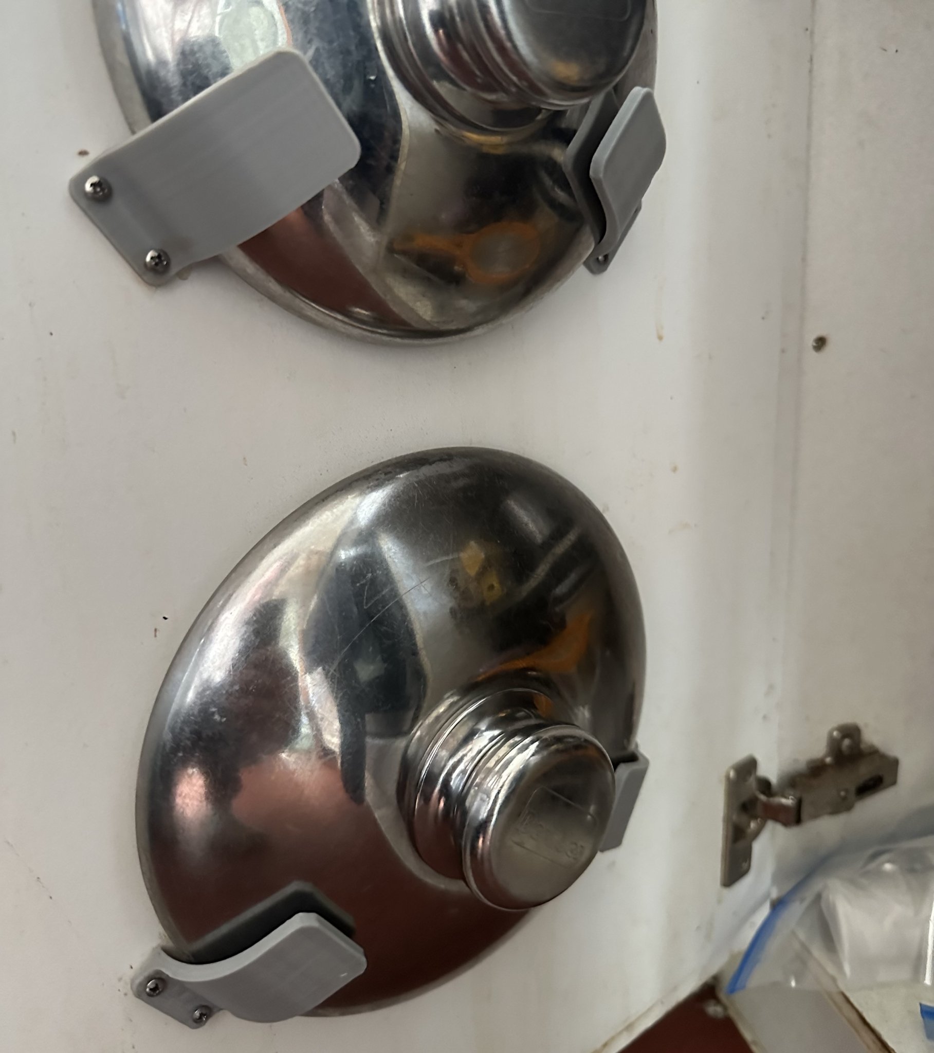 Giá đỡ nắp chảo treo trong tủ bếp