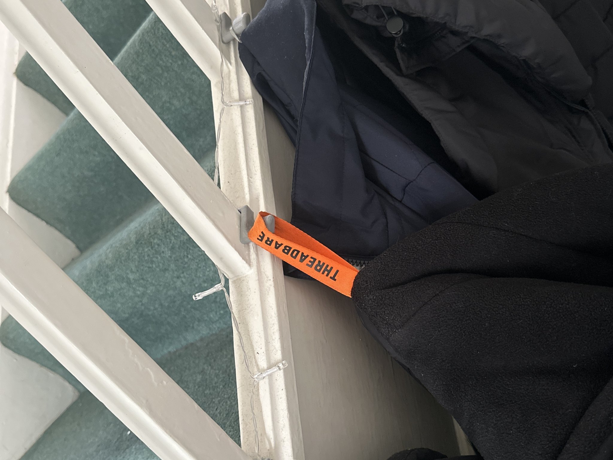 Móc treo áo khoác cho lan can cầu thang