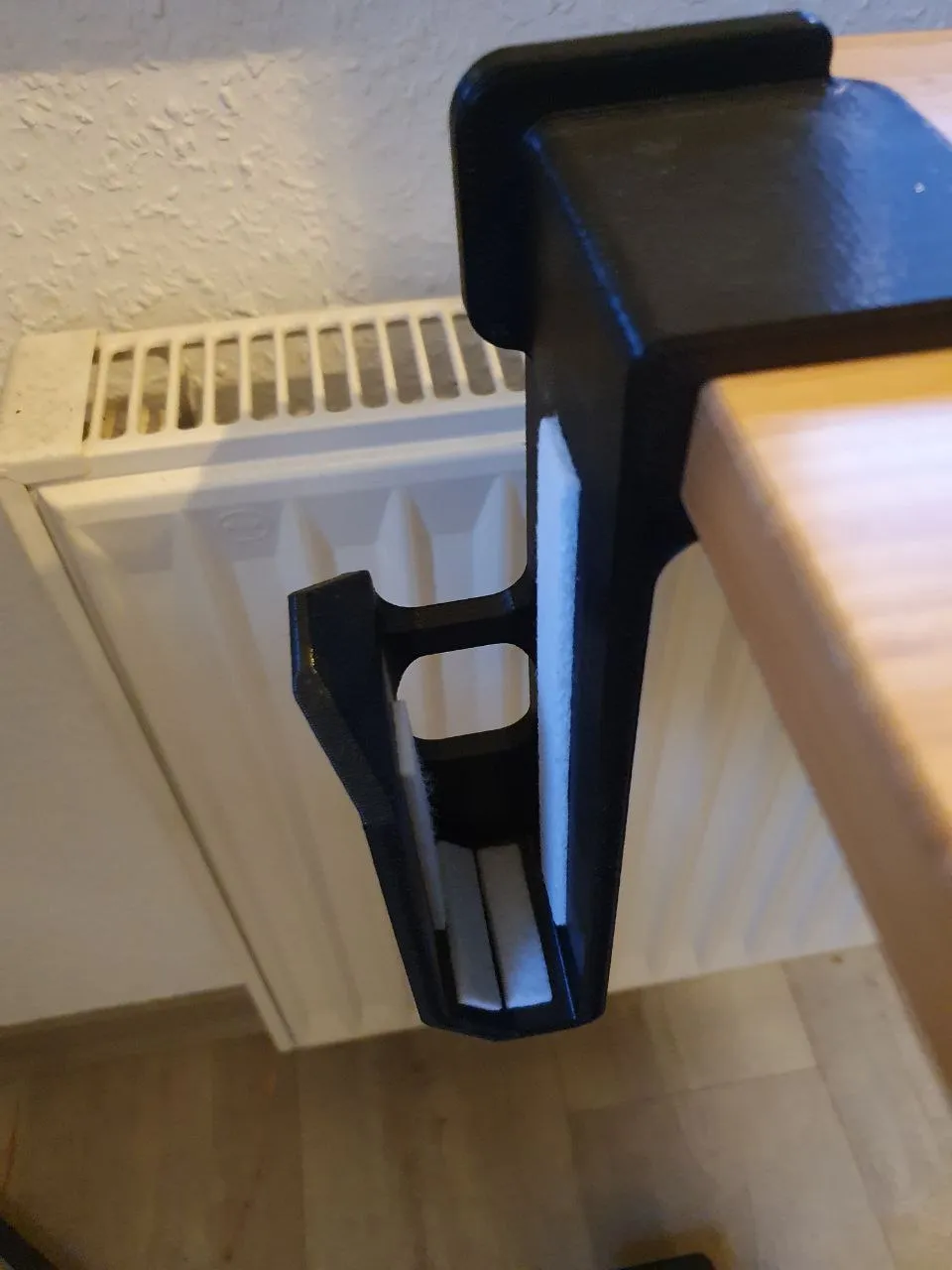 Giá treo laptop bên cạnh bàn làm việc