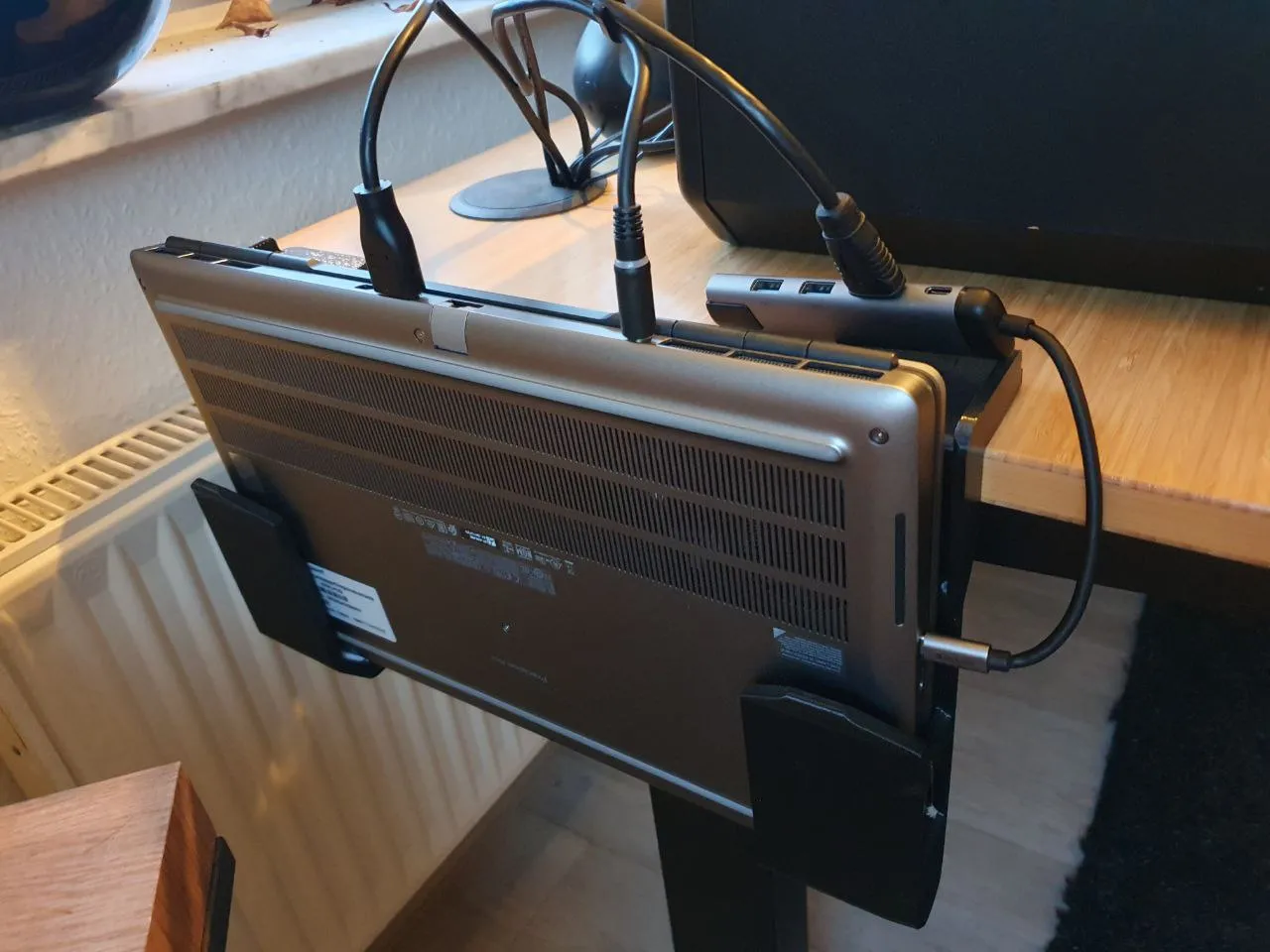 Giá treo laptop bên cạnh bàn làm việc