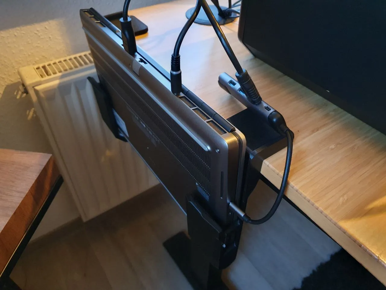 Giá treo laptop bên cạnh bàn làm việc