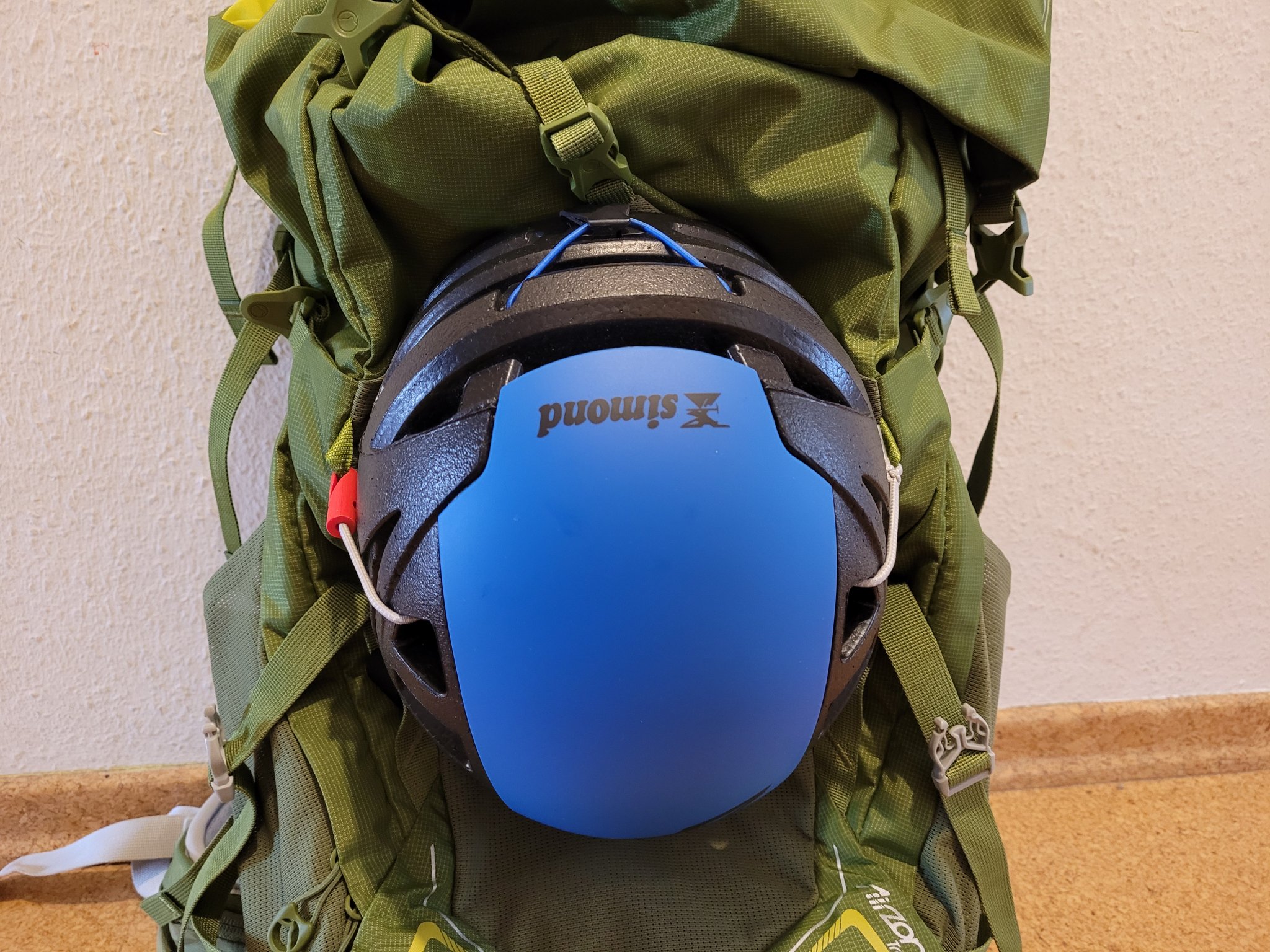 Giá đỡ mũ bảo hiểm cho ba lô