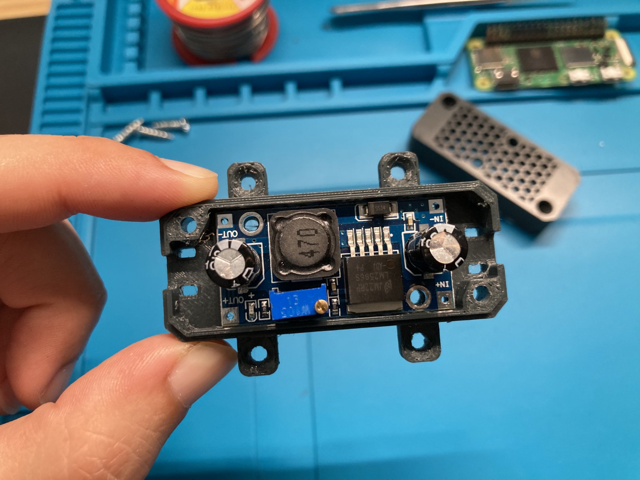 Vỏ bộ chuyển đổi buck LM2596 với chân lắp đặt