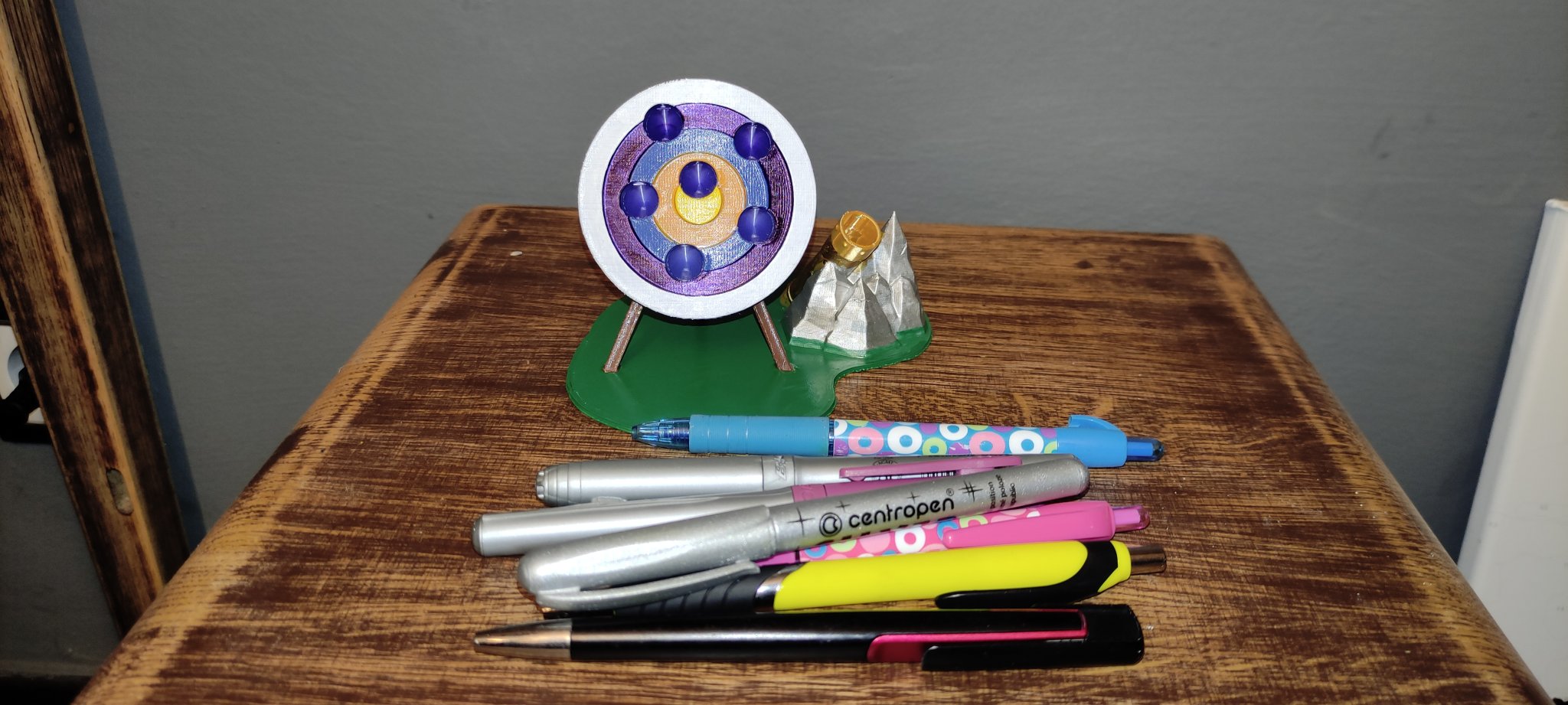 Giá đỡ bút hình mục tiêu bắn cung với đế chắc chắn