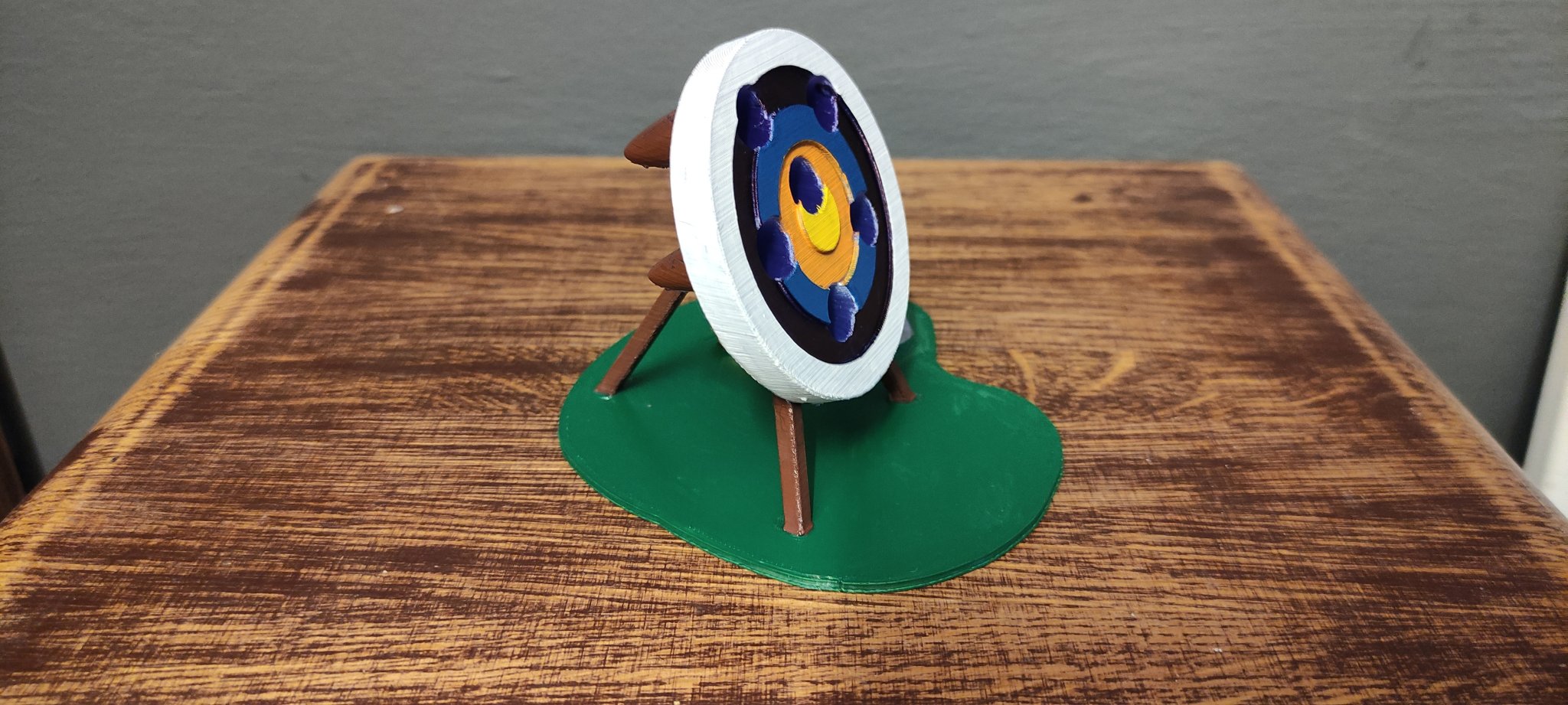 Giá đỡ bút hình mục tiêu bắn cung với đế chắc chắn